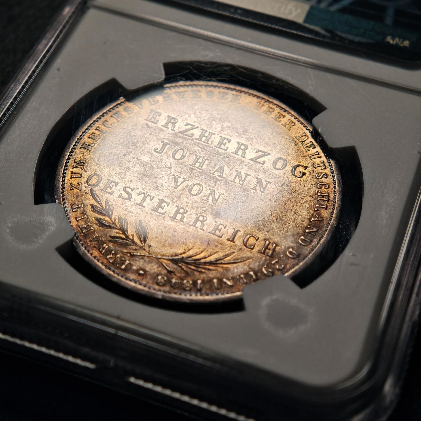 【德藏】世界币章拍卖第159期(元旦专场拍卖) 1848年 德国法兰克福国民议会约翰大公德意志帝国摄政纪念盾银币 NGC MS61 原味包浆 立体感极强 1848年欧洲革命浪潮中，德意志各邦在法兰克福召开国民议会（法兰克福制宪会议），试图推动德意志统一并建立立宪政体。1848年6月29日，议会选举奥地利的约翰大公为“德意志帝国摄政”，这枚银币正是为纪念此次选举及法兰克福制宪会议（1848年5月18日召开）所铸