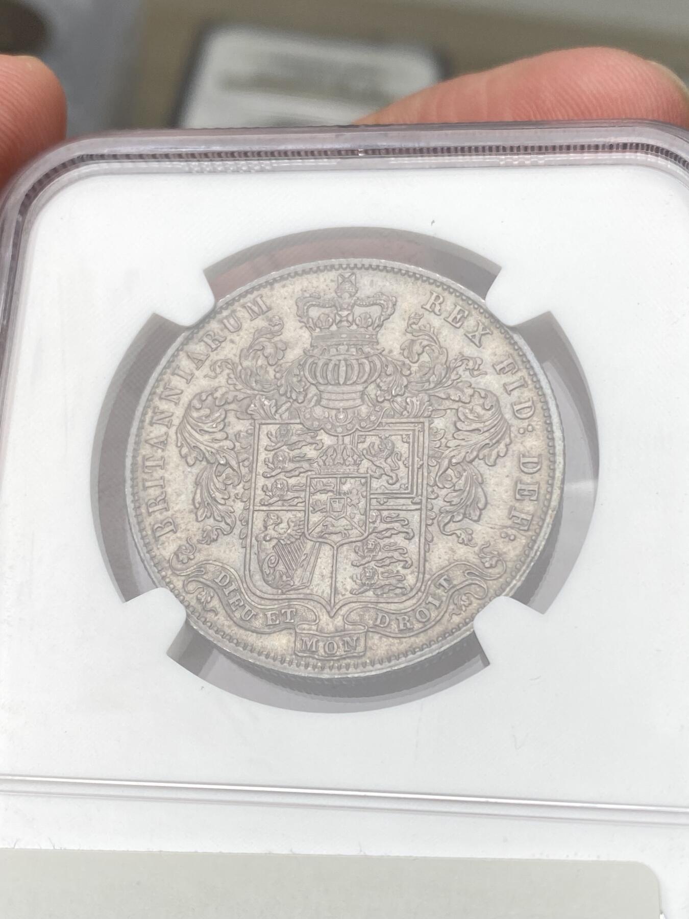 万国钱币拍卖第058期（万国新年大拍） NGC MS64 1825年英国乔治四世半克朗银币 与1826精制克朗相同的设计 依旧华丽的摄政风格 64级别已是相当难得的存在 丝绸般的底板在紫罗兰渐变五彩的加持下令人赏心悦目 不容错过的顶级收藏品质