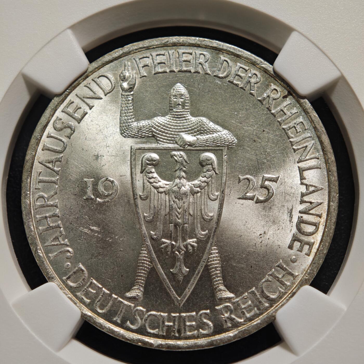 【德藏】世界币章拍卖第159期(元旦专场拍卖) 1925年 德国魏玛莱茵兰千年纪念5马克大银币 NGC MS64 原光十足 币面文字JAHRTAUSEND FEIER DER RHEINLANDE意为莱茵兰千年庆典，纪念莱茵兰地区纳入德意志文化圈/政治版图的千年历史（以公元925年亨利一世征服莱茵兰为节点）1925年正值魏玛共和国相对稳定的“黄金二十年代”初期，发行此币既是纪念地域历史，也有凝聚德意志民族认同的意图