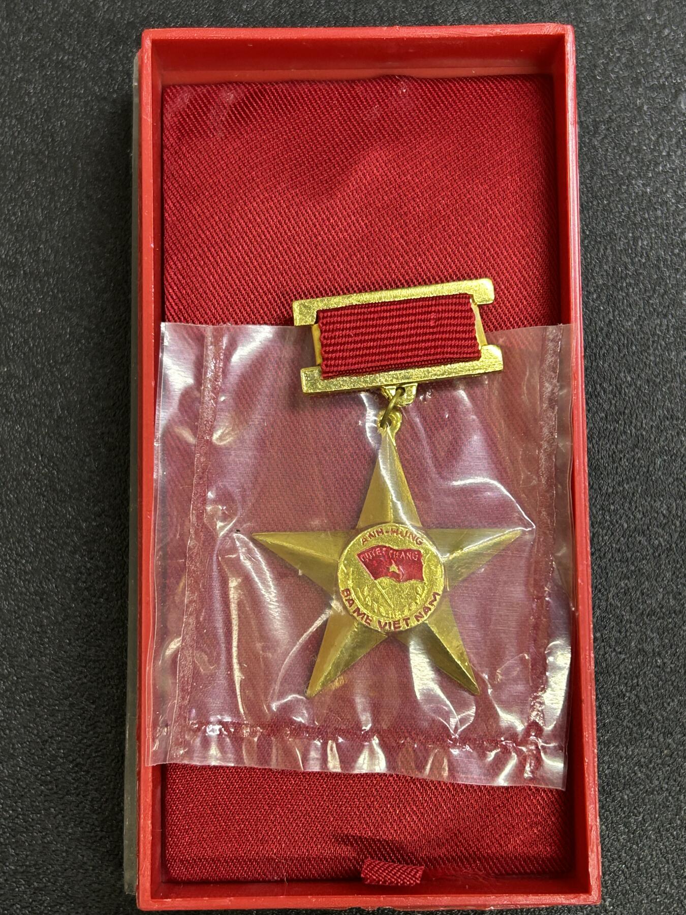 西秦中古拍卖第七十一期 越南英雄母亲勋章 母亲金星章 第一版带原盒 1994年9月10日设立，英雄越南母亲是越南国家授予或追授的荣誉称号，表彰那些为民族解放事业、保卫祖国和履行国际义务做出贡献和牺牲的越南妇女。因为她们的丈夫或者孩子都是战争伤残人员和烈士。