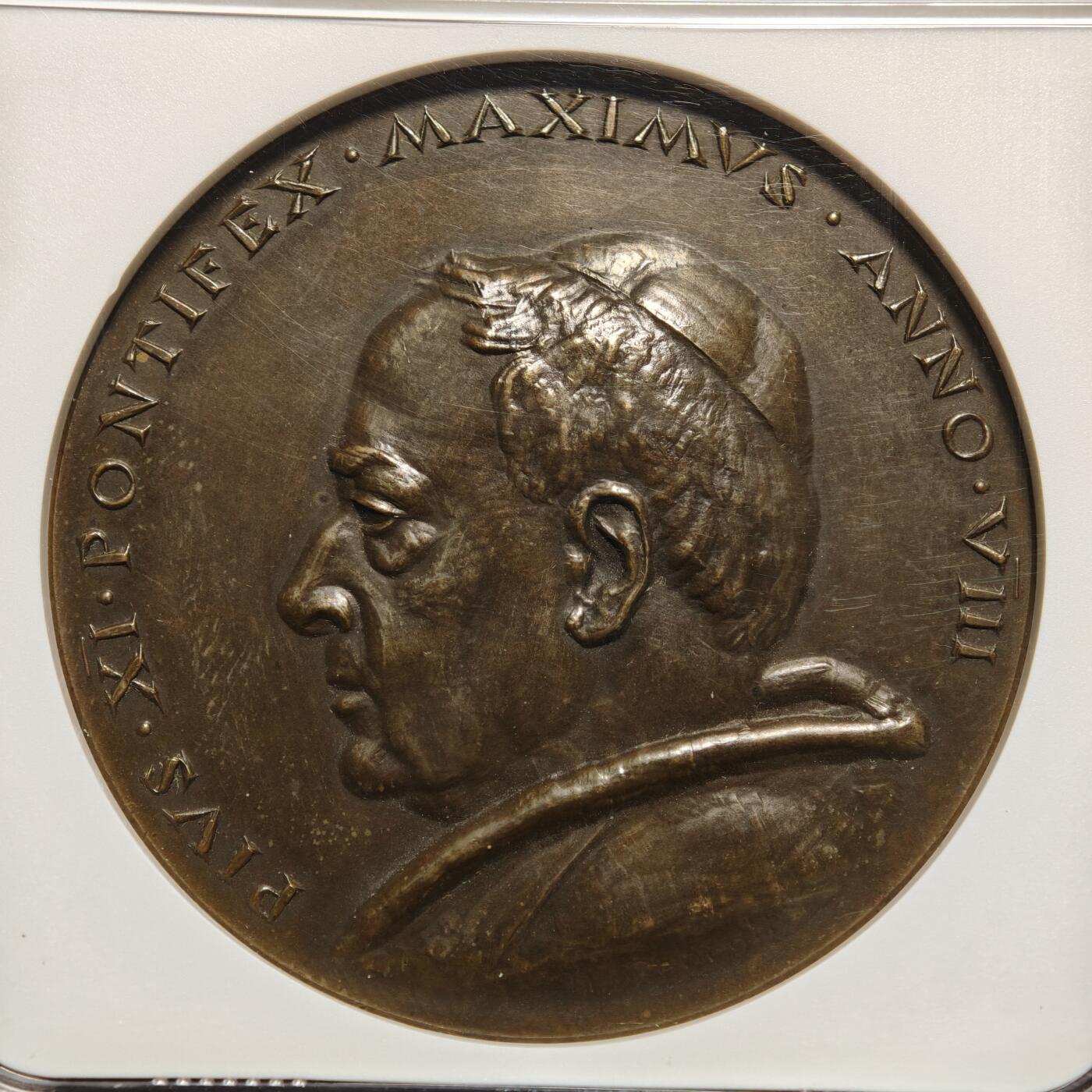 【德藏】世界币章拍卖第159期(元旦专场拍卖) 1929年 梵蒂冈庇护十一世受神职五十周年高浮雕纪念铜章 NGC MS63BN 人物刻画传神 包浆温润