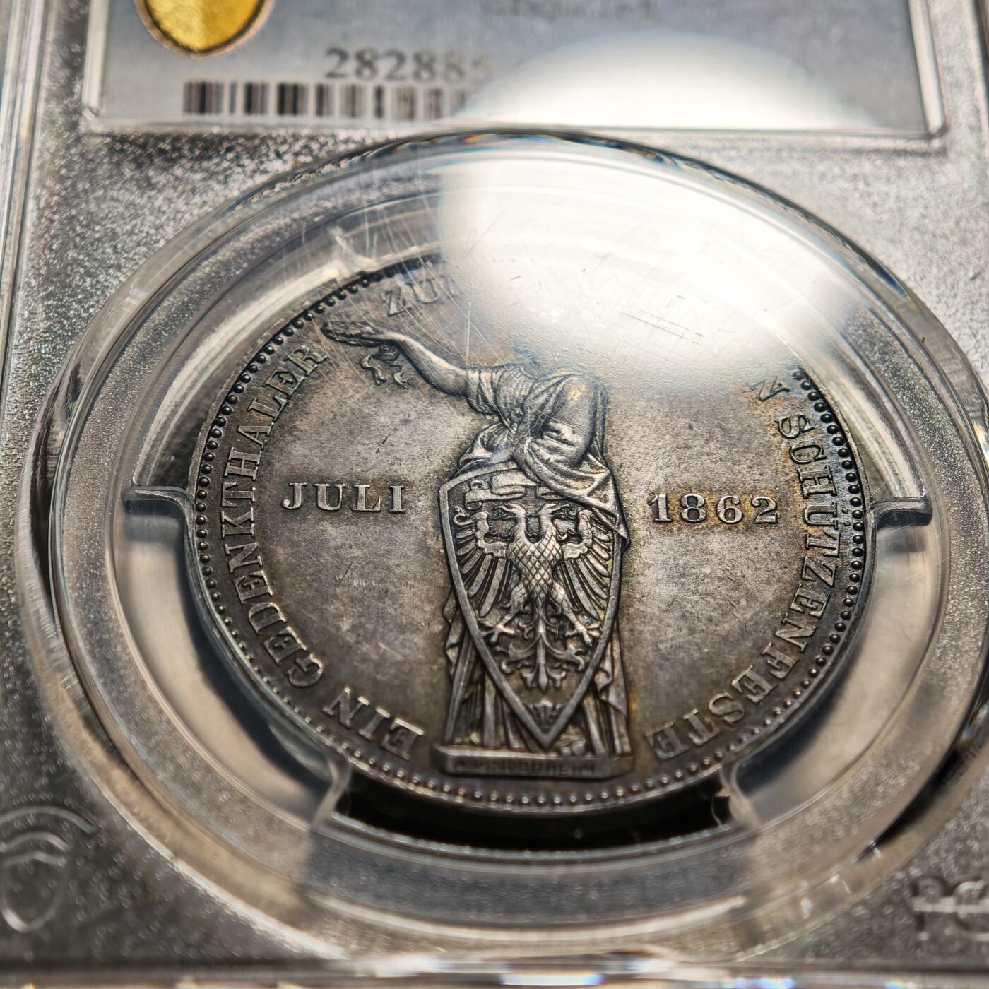 【德藏】世界币章拍卖第159期(元旦专场拍卖) 1862年 德国法兰克福自由市德意志射击节泰勒纪念银币 PCGS MS62 深彩包浆 状态极佳 味道十足