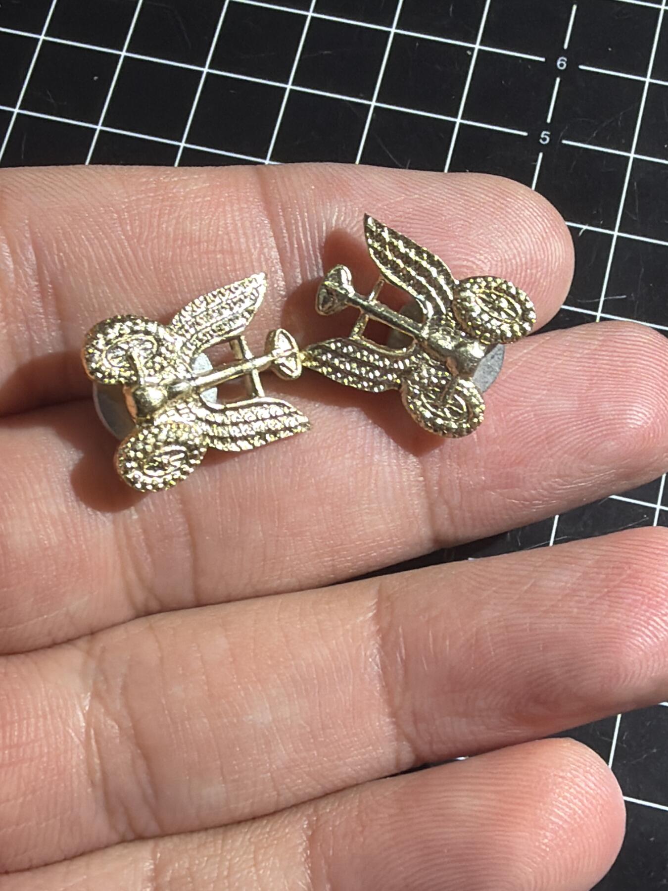 古冰库章牌勋赏收藏0起拍卖 外国领花一对