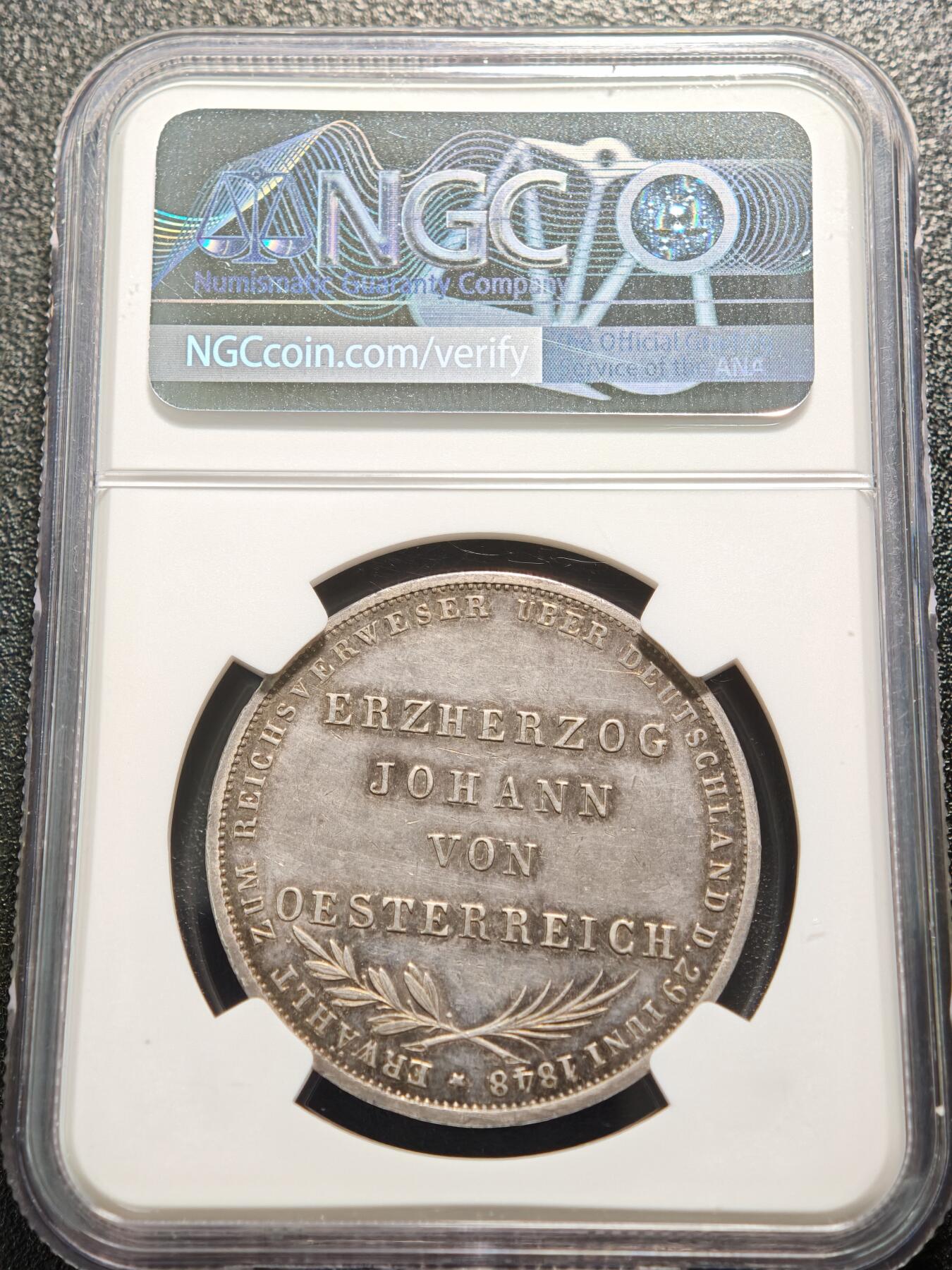 【德藏】世界币章拍卖第159期(元旦专场拍卖) 1848年 德国法兰克福国民议会约翰大公德意志帝国摄政纪念盾银币 NGC MS61 原味包浆 立体感极强 1848年欧洲革命浪潮中，德意志各邦在法兰克福召开国民议会（法兰克福制宪会议），试图推动德意志统一并建立立宪政体。1848年6月29日，议会选举奥地利的约翰大公为“德意志帝国摄政”，这枚银币正是为纪念此次选举及法兰克福制宪会议（1848年5月18日召开）所铸