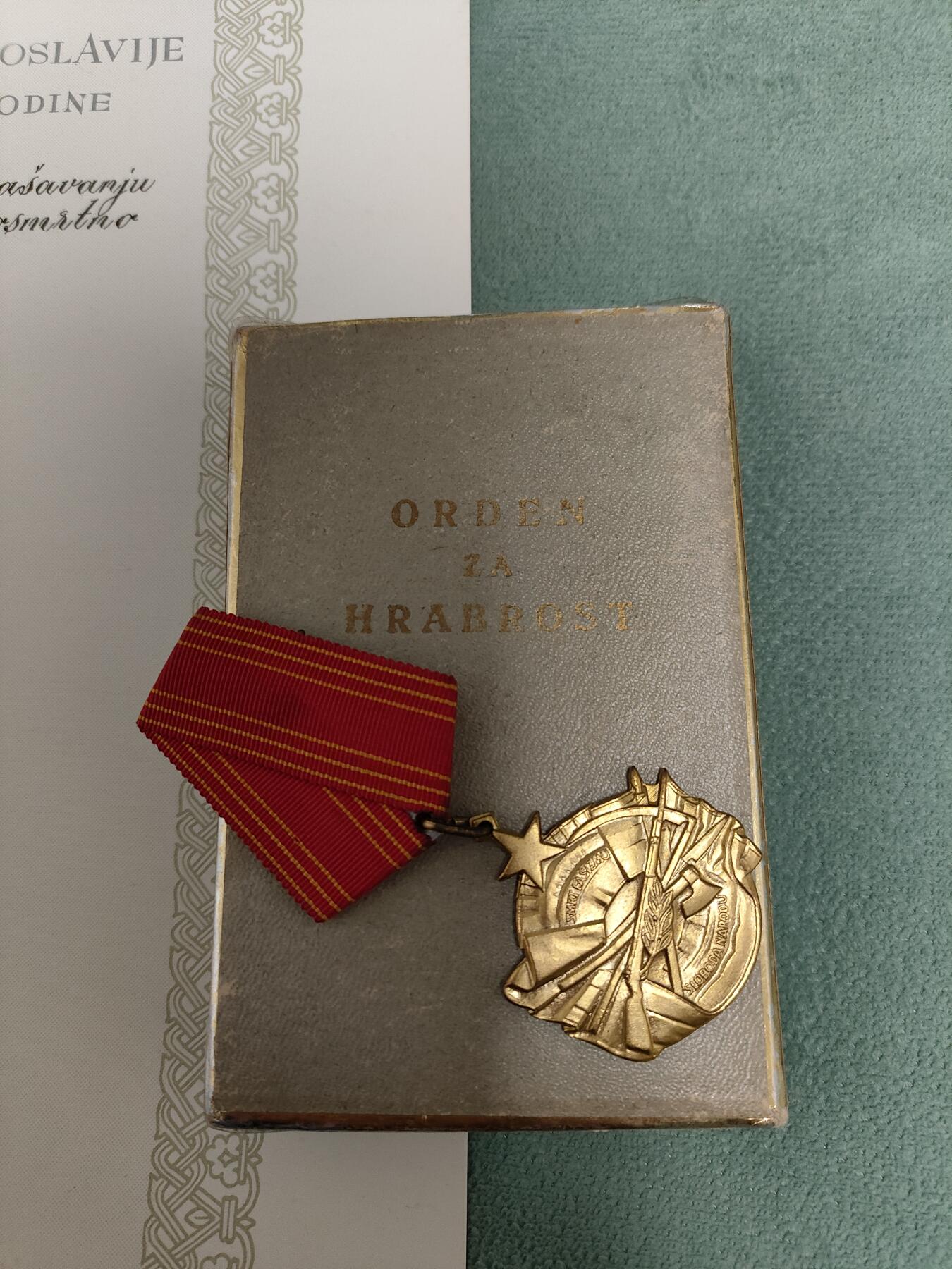 时顺第二十八拍 南斯拉夫内战版勇敢勋章，无号带盒带大证，非常稀少的内战实发版，比二战版稀少的多。授予少校德拉戈伊洛·Р·伊利奇，为表彰其在拯救人命与物资财产过程中展现的非凡勇气与自我牺牲精神