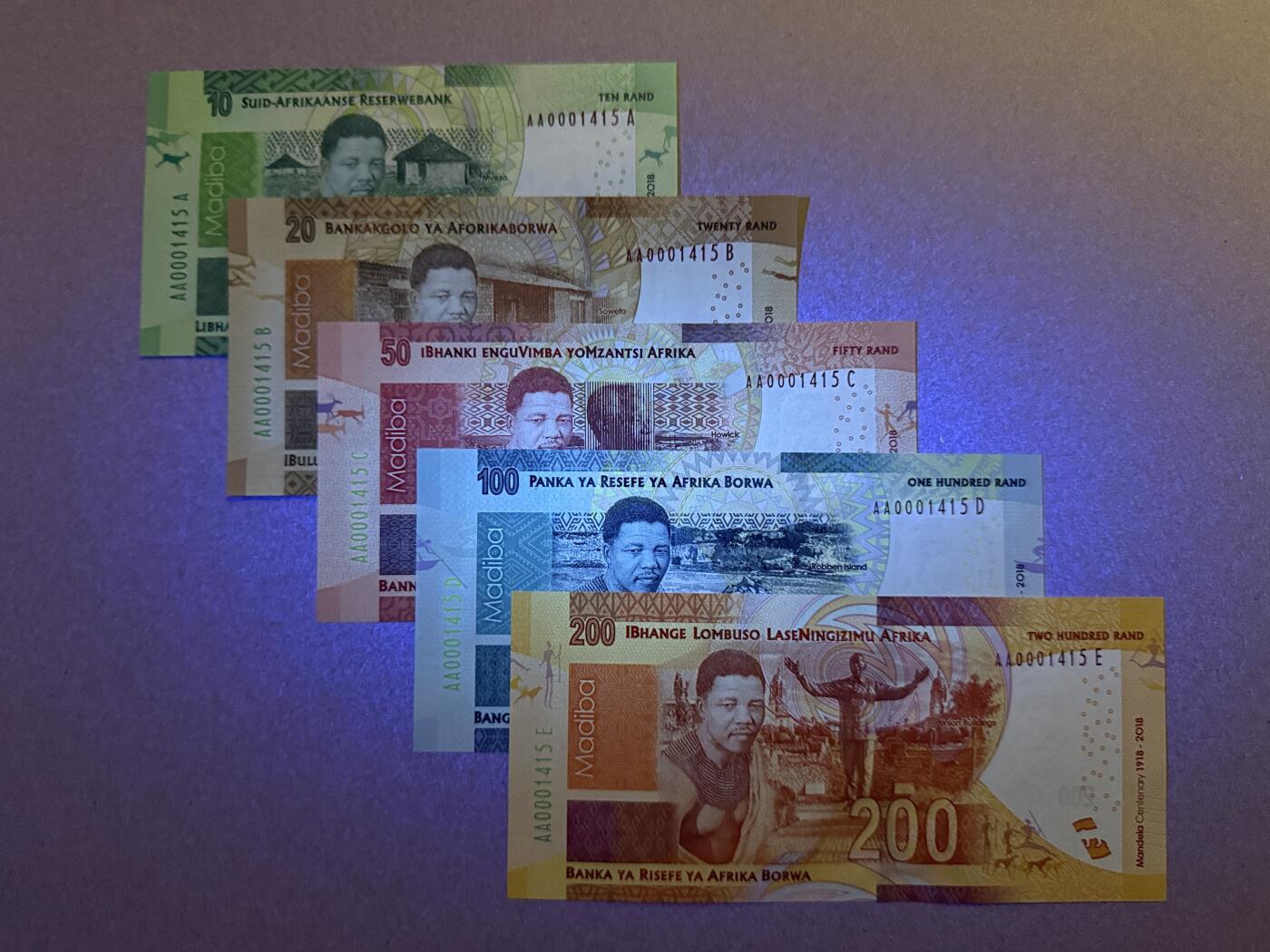 《艾美收藏》第226期-12.28周日外币精品场-蛇年收官 南非兰特一套5张 UNC 2018年曼德拉诞辰100周年纪念钞 AA冠全同号 带册