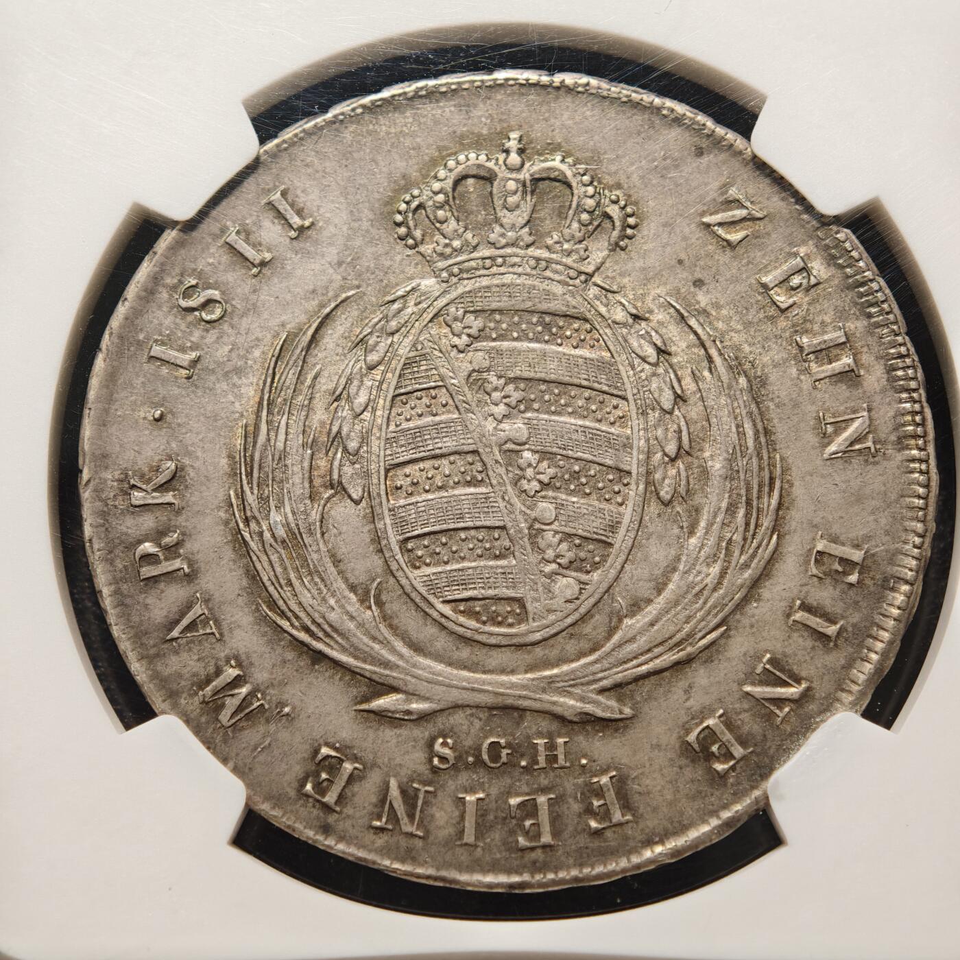 【德藏】世界币章拍卖第159期(元旦专场拍卖) 1811年 德国萨克森奥古斯特泰勒银币 NGC AU55 正面是萨克森国王弗里德里希·奥古斯特一世戎装右侧面肖像，背面是萨克森盾徽。原味五彩包浆，减重痕明显，珍惜品种，值得收藏！