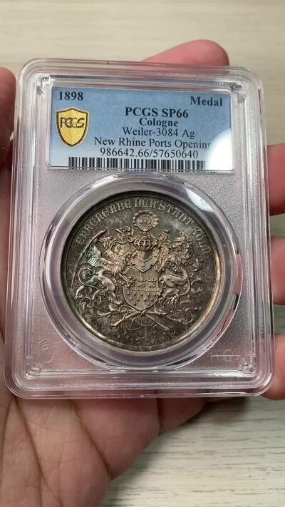 万国钱币拍卖第058期（万国新年大拍） PCGS SP66 1898年德国圣城科隆新港口开放典礼纪念大银章 欧洲紫罗兰渐变彩虹色包浆 科隆城市纹章在币章中出现不多 此枚将圣城狮鹫+雄狮盾徽完美具象化 非常难得和少见 镜面五彩高浮雕GEM典藏级 PC唯一冠军分 40MM 22G