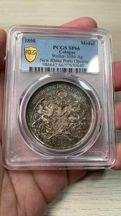 万国钱币拍卖第058期（万国新年大拍） PCGS SP66 1898年德国圣城科隆新港口开放典礼纪念大银章 欧洲紫罗兰渐变彩虹色包浆 科隆城市纹章在币章中出现不多 此枚将圣城狮鹫+雄狮盾徽完美具象化 非常难得和少见 镜面五彩高浮雕GEM典藏级 PC唯一冠军分 40MM 22G