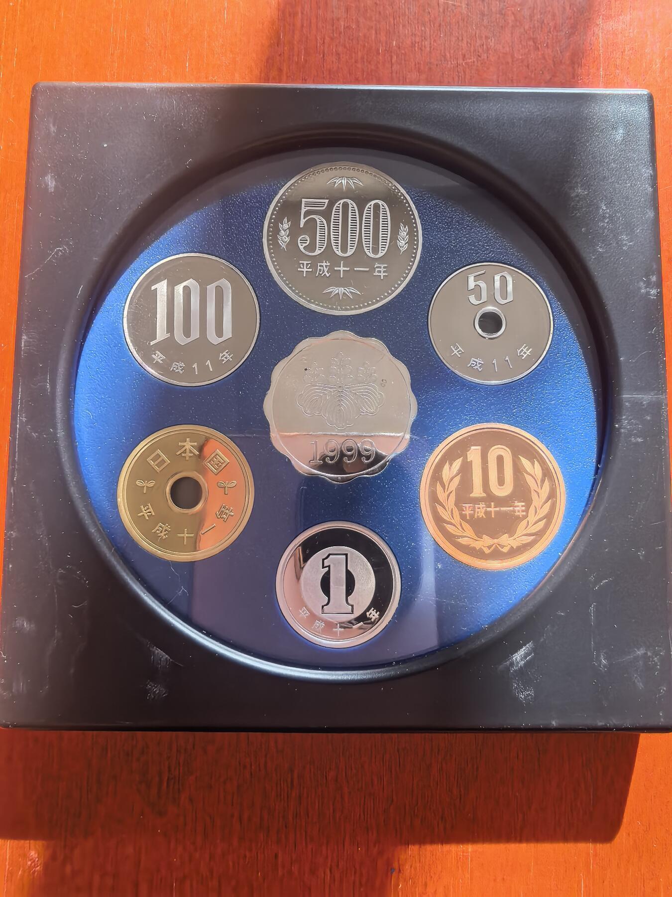 长老汇蛇年精选第八十八场拍卖  1999日本老钱币系列之一6枚精制币套装小方盒，含银质梅花形银章1枚，单面镀金