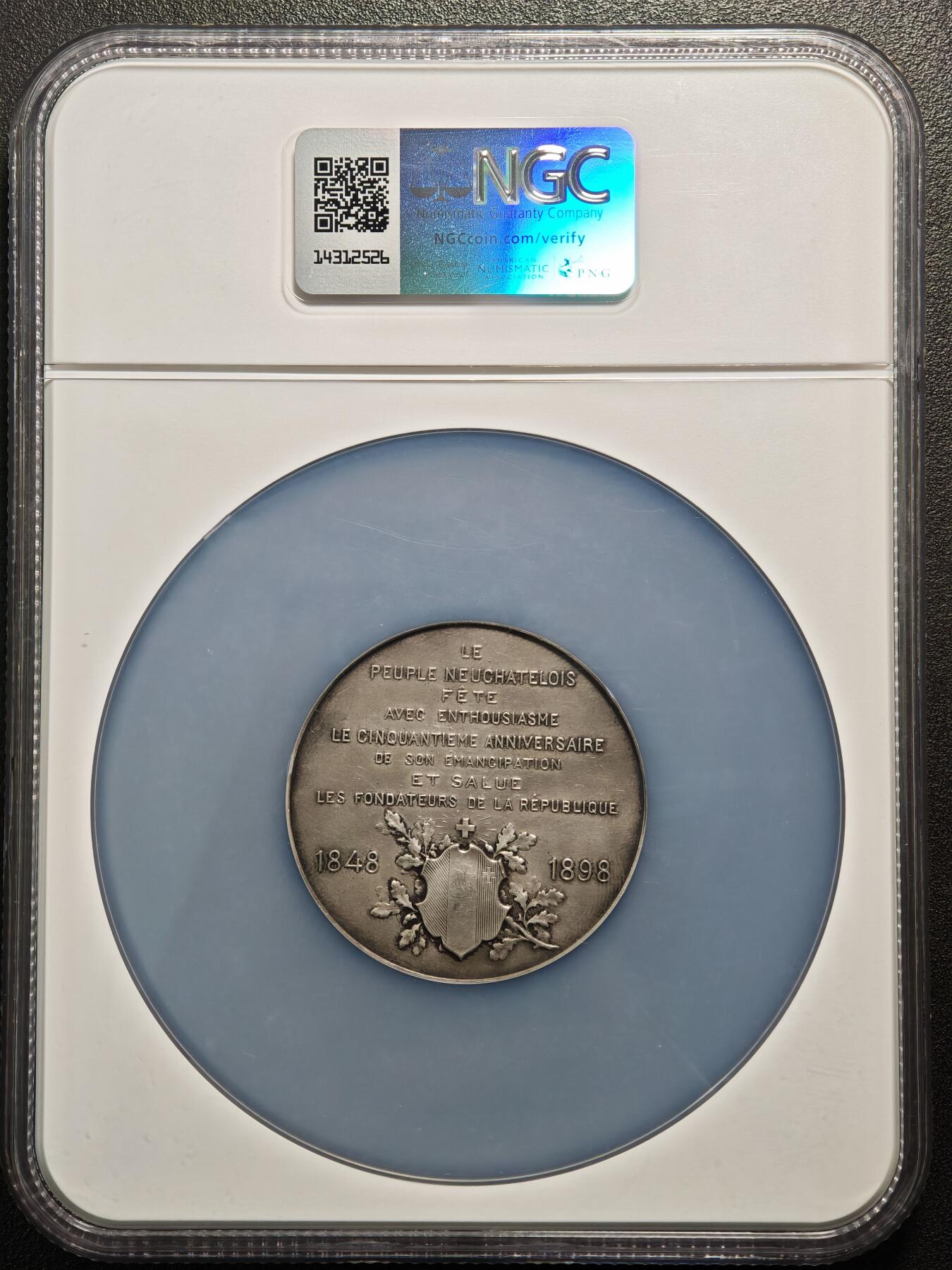 【德藏】世界币章拍卖第159期(元旦专场拍卖) 1898年 瑞士纳沙泰尔加入联邦50周年48mm纪念大银章 NGC MS61 重约45克 正面是纳沙泰尔人民欢庆加入联邦50周年的场景，背面是1848年和1898年的双年份。雕刻精美，包浆自然，品相完好