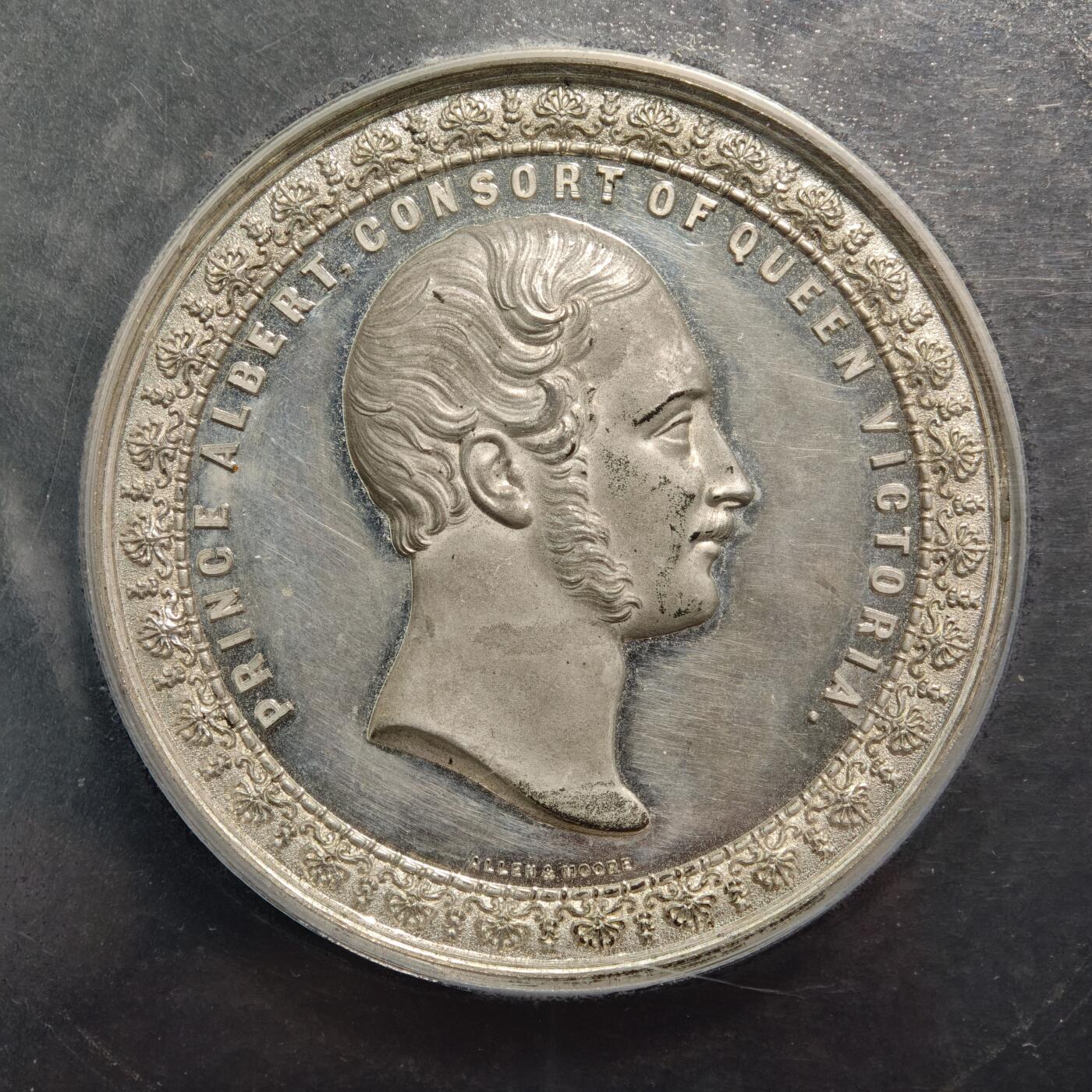 【德藏】世界币章拍卖第159期(元旦专场拍卖) 1851年 英国伦敦世博会纪念合金章 直径50毫米，发行量260枚，PCGS SP61 正面是阿尔伯特亲王的右侧面头像，背面是伦敦世博会会场建筑和详细说明文字。雕刻精美，品相完好，镜面效果，稀少品种