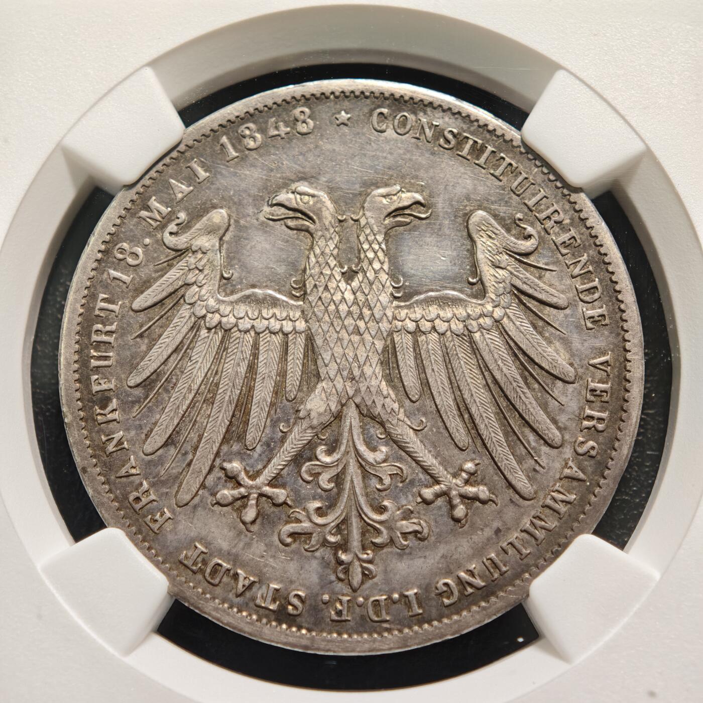 【德藏】世界币章拍卖第159期(元旦专场拍卖) 1848年 德国法兰克福国民议会约翰大公德意志帝国摄政纪念盾银币 NGC MS61 原味包浆 立体感极强 1848年欧洲革命浪潮中，德意志各邦在法兰克福召开国民议会（法兰克福制宪会议），试图推动德意志统一并建立立宪政体。1848年6月29日，议会选举奥地利的约翰大公为“德意志帝国摄政”，这枚银币正是为纪念此次选举及法兰克福制宪会议（1848年5月18日召开）所铸