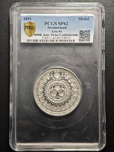 【德藏】世界币章拍卖第159期(元旦专场拍卖) - 1891年 瑞士联邦成立600周年纪念合金大章，直径50毫米，PCGS SP62分 正面是瑞士联邦徽章和环绕的各州纹章，背面是手持棕榈枝、桂枝的天使祝贺和三个州代表结盟宣誓的场景以及湖泊房屋山景的图案。雕刻精美，品相完好，镜面效果