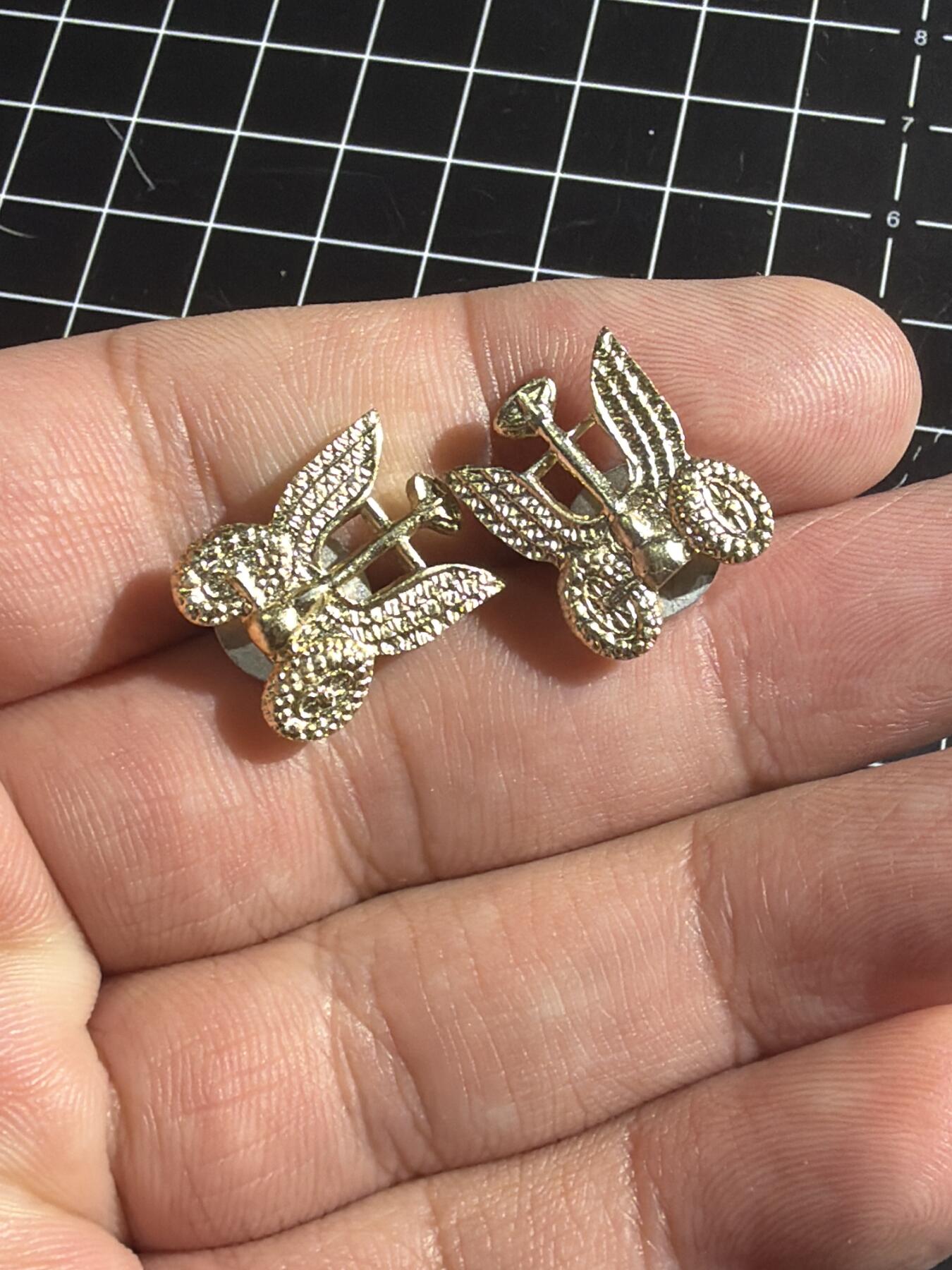 古冰库章牌勋赏收藏0起拍卖 外国领花一对