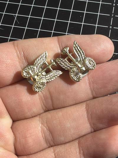 古冰库章牌勋赏收藏0起拍卖 外国领花一对