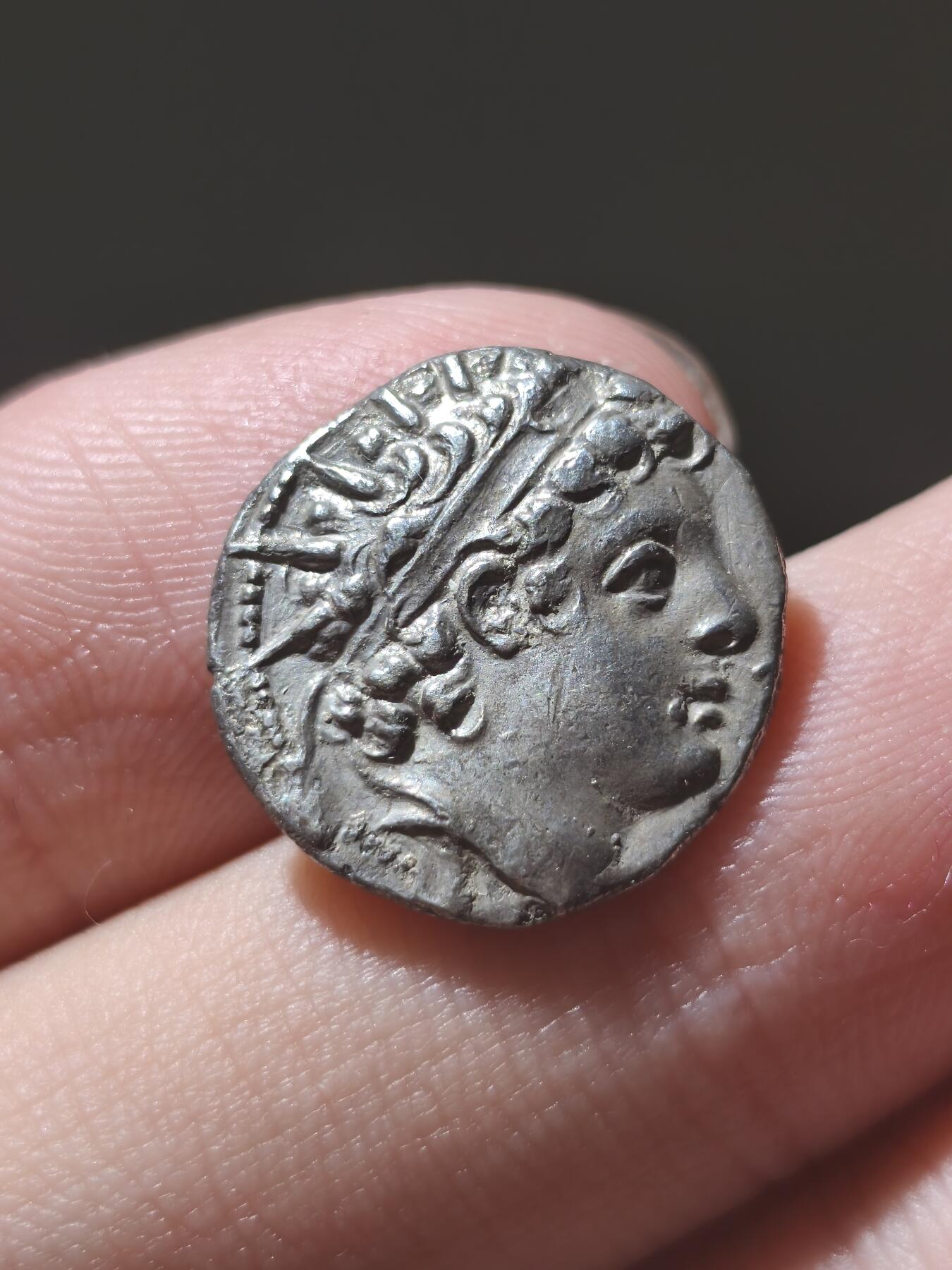 极美品！安条克六世太阳神式芒冠1德拉克马银币 大热品种 背面阿波罗座脐石像 底下写有塞琉古年 非常难得的一枚 希腊化叙利亚造币 质感极好