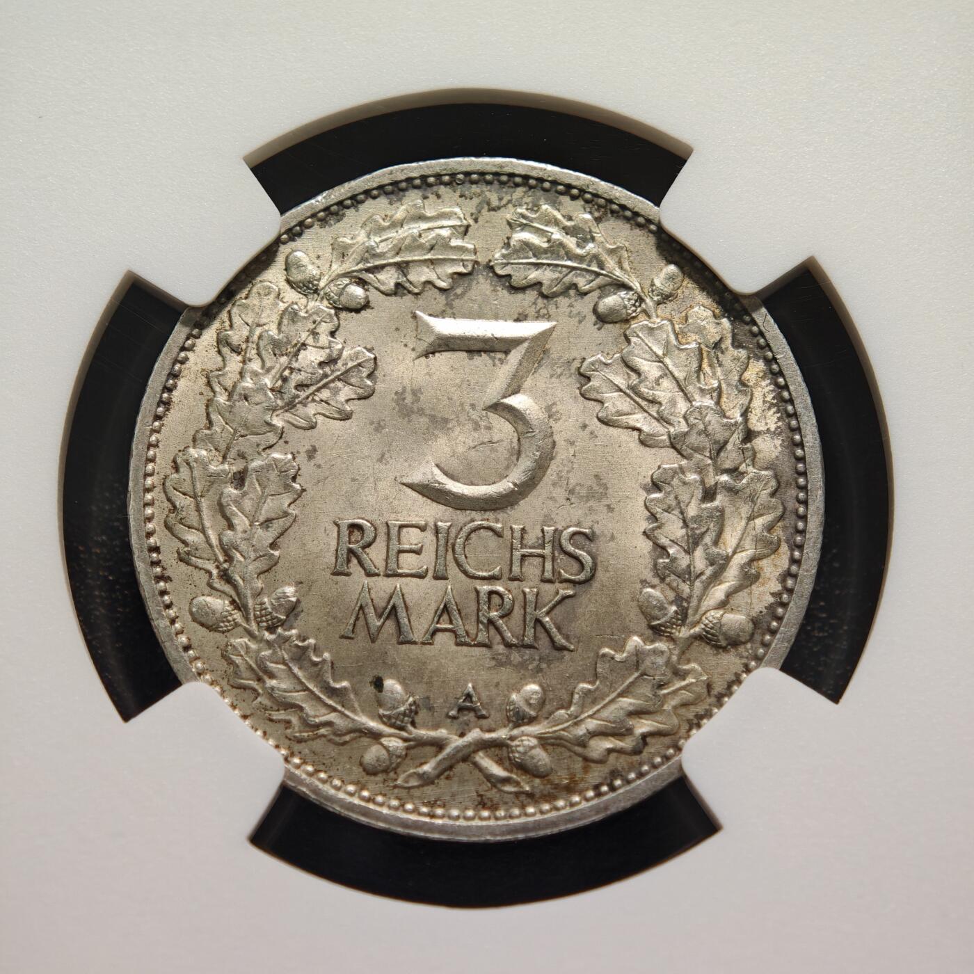 【德藏】世界币章拍卖第159期(元旦专场拍卖) 1925年 德国魏玛莱茵兰千年纪念3马克大银币 NGC MS63 淡黄油包浆 币面文字JAHRTAUSEND FEIER DER RHEINLANDE意为莱茵兰千年庆典，纪念莱茵兰地区纳入德意志文化圈/政治版图的千年历史（以公元925年亨利一世征服莱茵兰为节点）1925年正值魏玛共和国相对稳定的“黄金二十年代”初期，发行此币既是纪念地域历史，也有凝聚德意志民族认同的意图