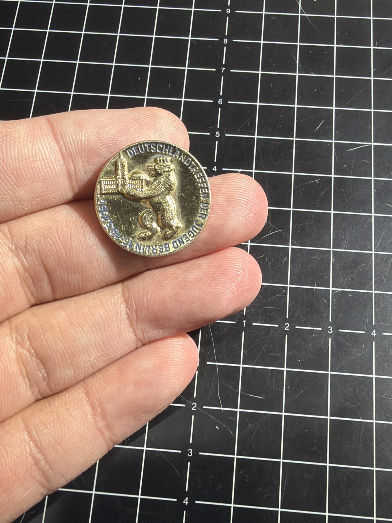 古冰库章牌勋赏收藏0起拍卖 柏林东德1964青年聚会证章