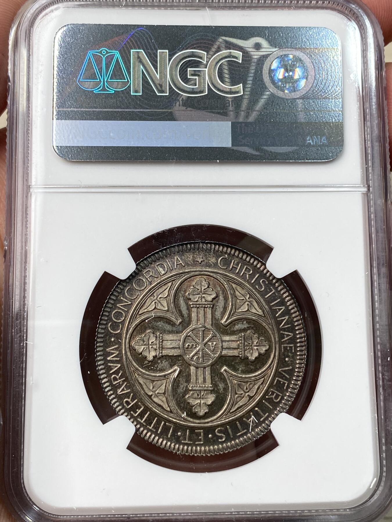 万国钱币拍卖第058期（万国新年大拍） NGC MS63 1863年法国卢瓦尔省奥尔良圣十字学院纪念银章 32MM 13.2G 罕见小中见大的顶级雕刻 细节非常出众镜面金彩