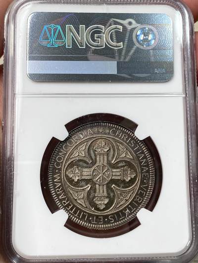 万国钱币拍卖第058期（万国新年大拍） NGC MS63 1863年法国卢瓦尔省奥尔良圣十字学院纪念银章 32MM 13.2G 罕见小中见大的顶级雕刻 细节非常出众镜面金彩