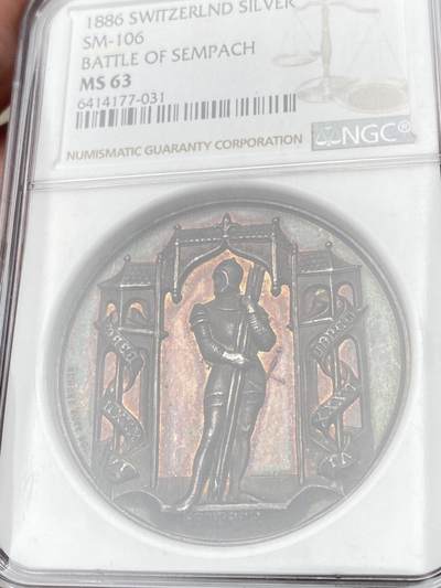 万国钱币拍卖第058期（万国新年大拍） NGC MS63 1886年瑞士萨姆帕奇战役纪念大银章 原味五彩高浮雕 NGC加厚盒 火烧云般的醇厚紫红葡萄酒包浆极其诱人