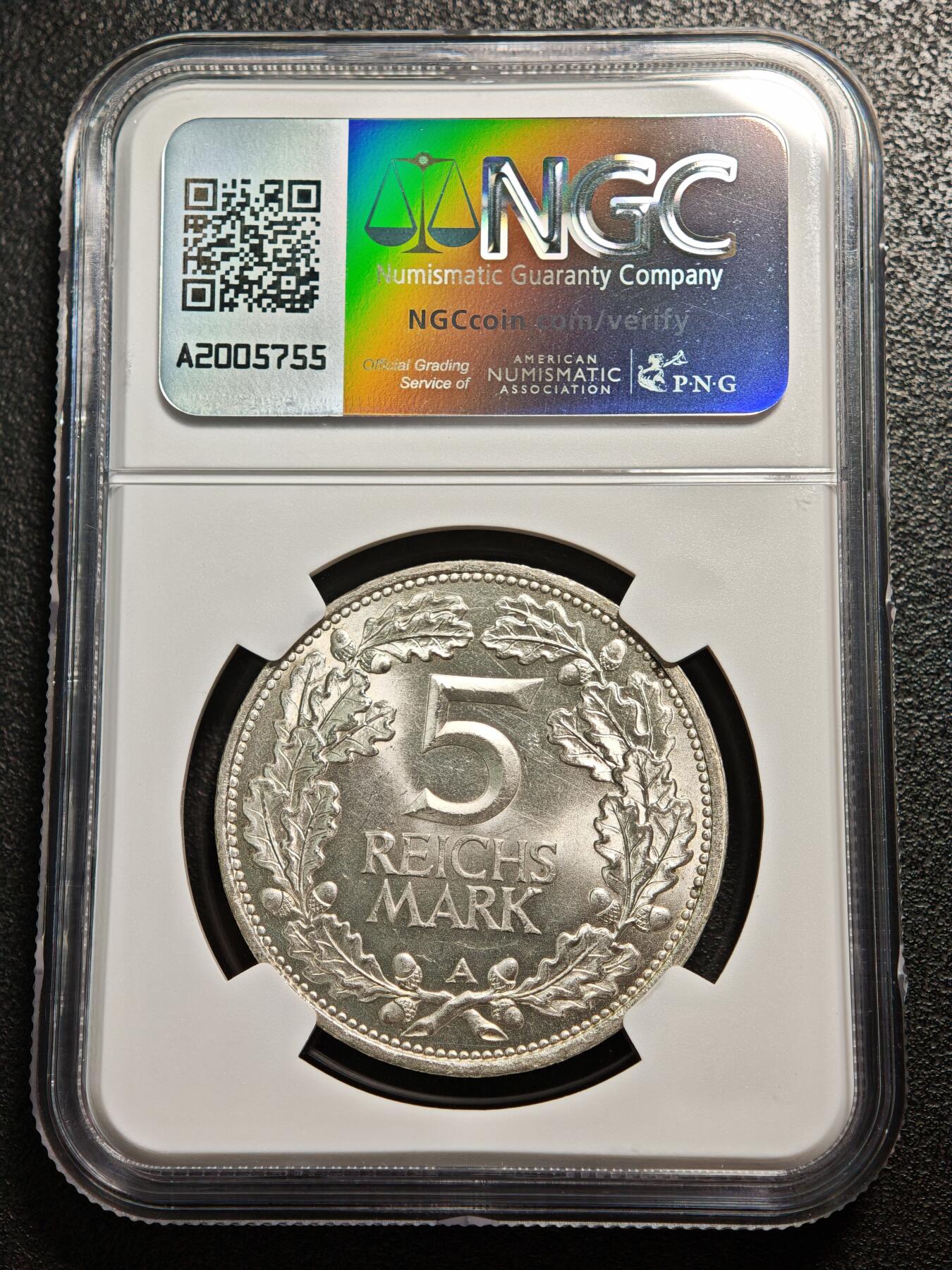 【德藏】世界币章拍卖第159期(元旦专场拍卖) 1925年 德国魏玛莱茵兰千年纪念5马克大银币 NGC MS64 原光十足 币面文字JAHRTAUSEND FEIER DER RHEINLANDE意为莱茵兰千年庆典，纪念莱茵兰地区纳入德意志文化圈/政治版图的千年历史（以公元925年亨利一世征服莱茵兰为节点）1925年正值魏玛共和国相对稳定的“黄金二十年代”初期，发行此币既是纪念地域历史，也有凝聚德意志民族认同的意图