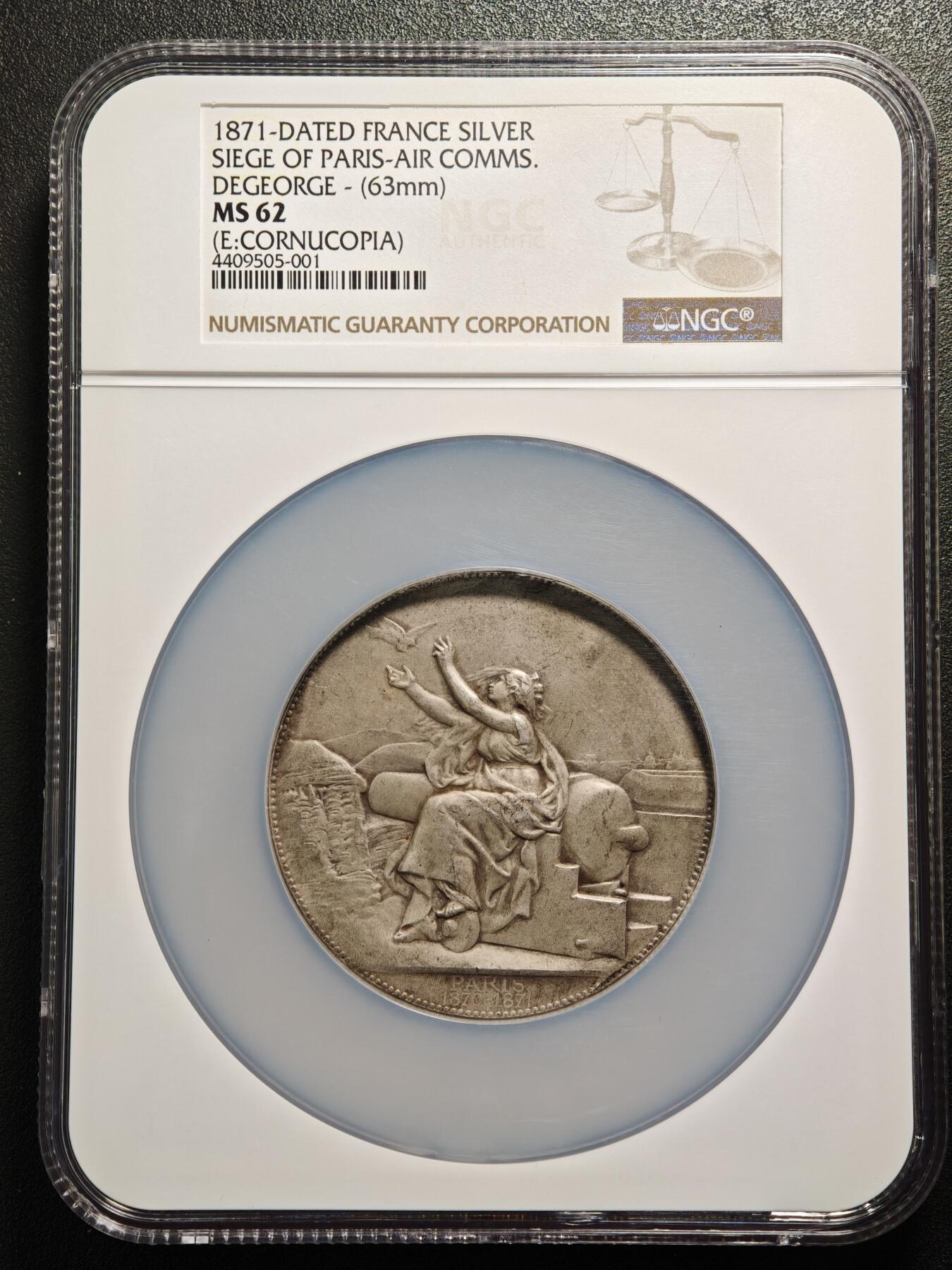 【德藏】世界币章拍卖第159期(元旦专场拍卖) 1871年 法国巴黎航空通讯纪念大银章，直径63毫米，NGC MS62 正面是巴黎女神坐在城墙的大炮旁正在放飞信鸽，背景有巴黎城市景观，空中还有热气球，象征着巴黎在围困期间利用信鸽和热气球传递信息。背面是飞翔的和平鸽以及花环、月桂叶环绕的鸽子笼，象征着巴黎城在普法战争期间被普鲁士围困。此银章发行量少，属稀有版别