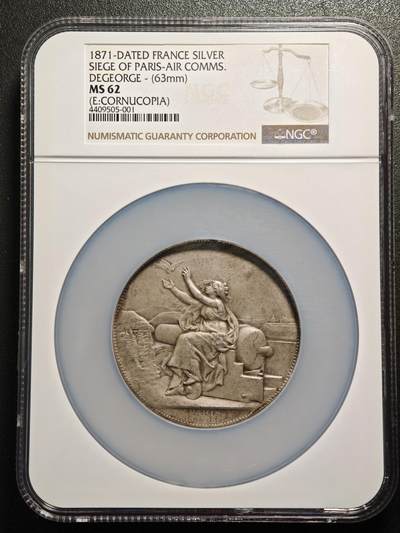 【德藏】世界币章拍卖第159期(元旦专场拍卖) - 1871年 法国巴黎航空通讯纪念大银章，直径63毫米，NGC MS62 正面是巴黎女神坐在城墙的大炮旁正在放飞信鸽，背景有巴黎城市景观，空中还有热气球，象征着巴黎在围困期间利用信鸽和热气球传递信息。背面是飞翔的和平鸽以及花环、月桂叶环绕的鸽子笼，象征着巴黎城在普法战争期间被普鲁士围困。此银章发行量少，属稀有版别