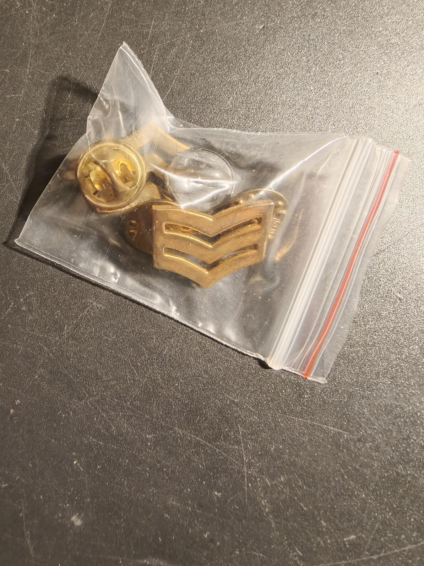 老王徽章第172期 美国陆军中士金属军衔一组