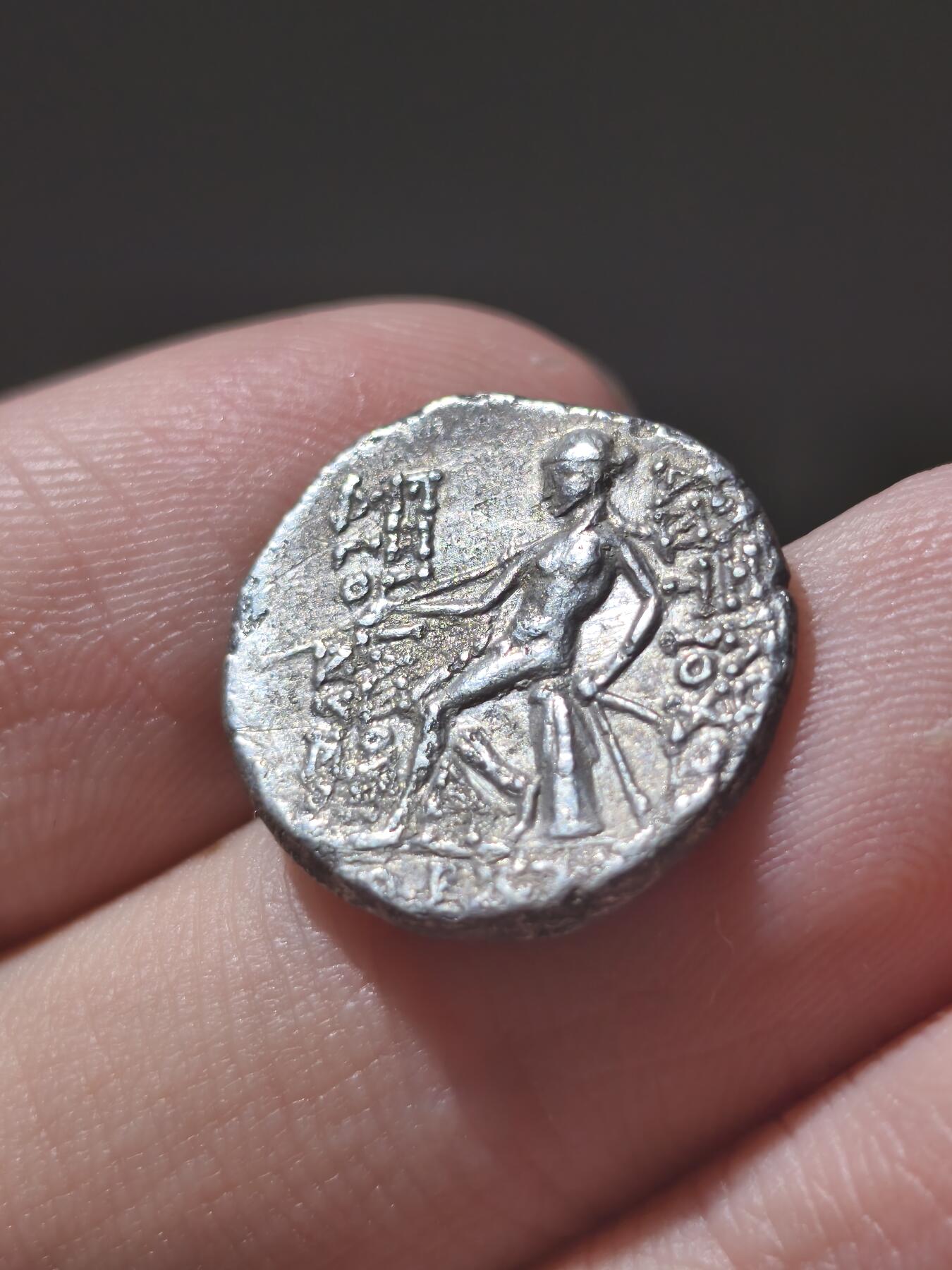 极美品！安条克六世太阳神式芒冠1德拉克马银币 大热品种 背面阿波罗座脐石像 底下写有塞琉古年 非常难得的一枚 希腊化叙利亚造币 质感极好