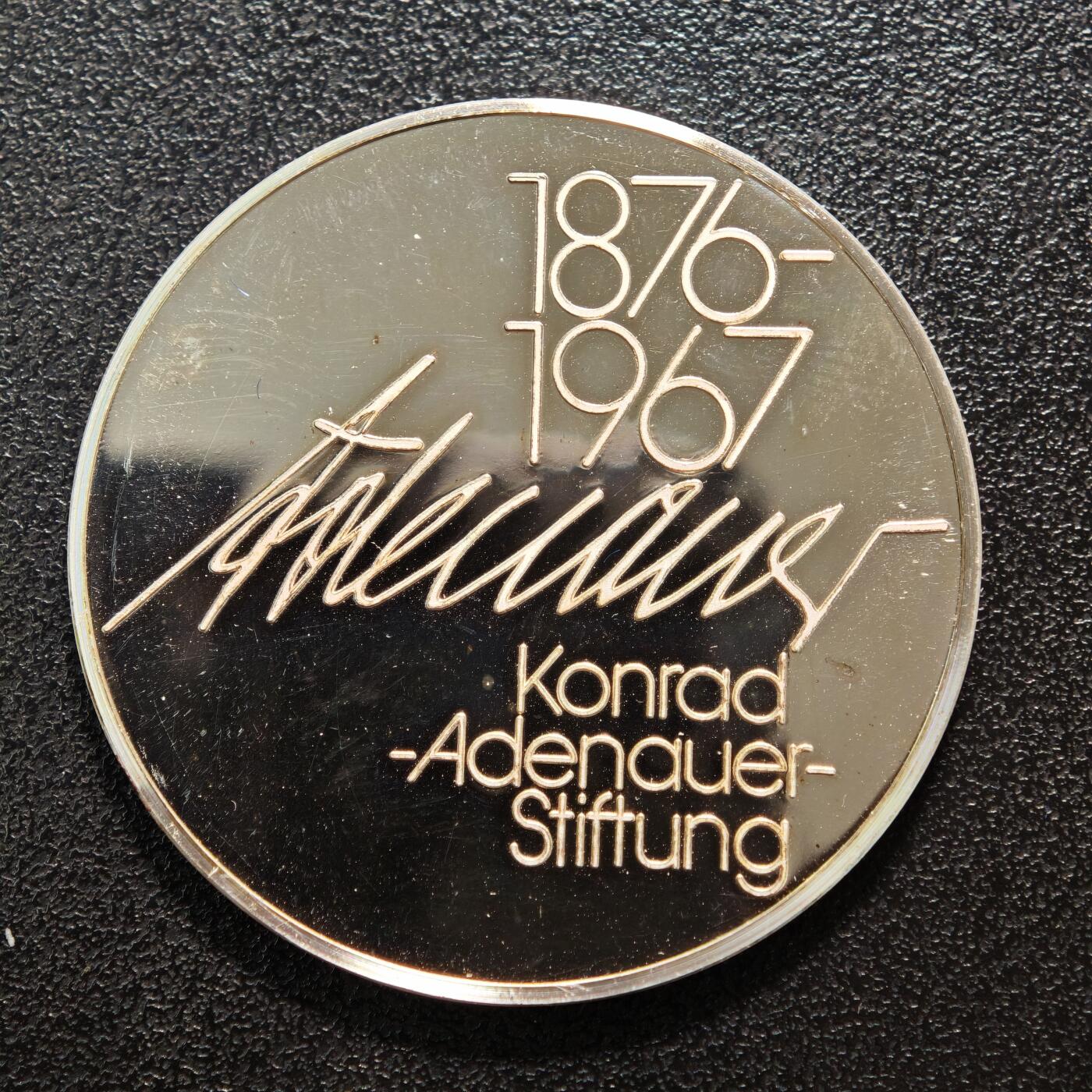 【德藏】世界币章拍卖第159期(元旦专场拍卖) 1967年 德国西德首任总理康拉德·阿登纳精制纪念银章 直径约：40.1mm；重约：23.9g 原盒 带说明卡