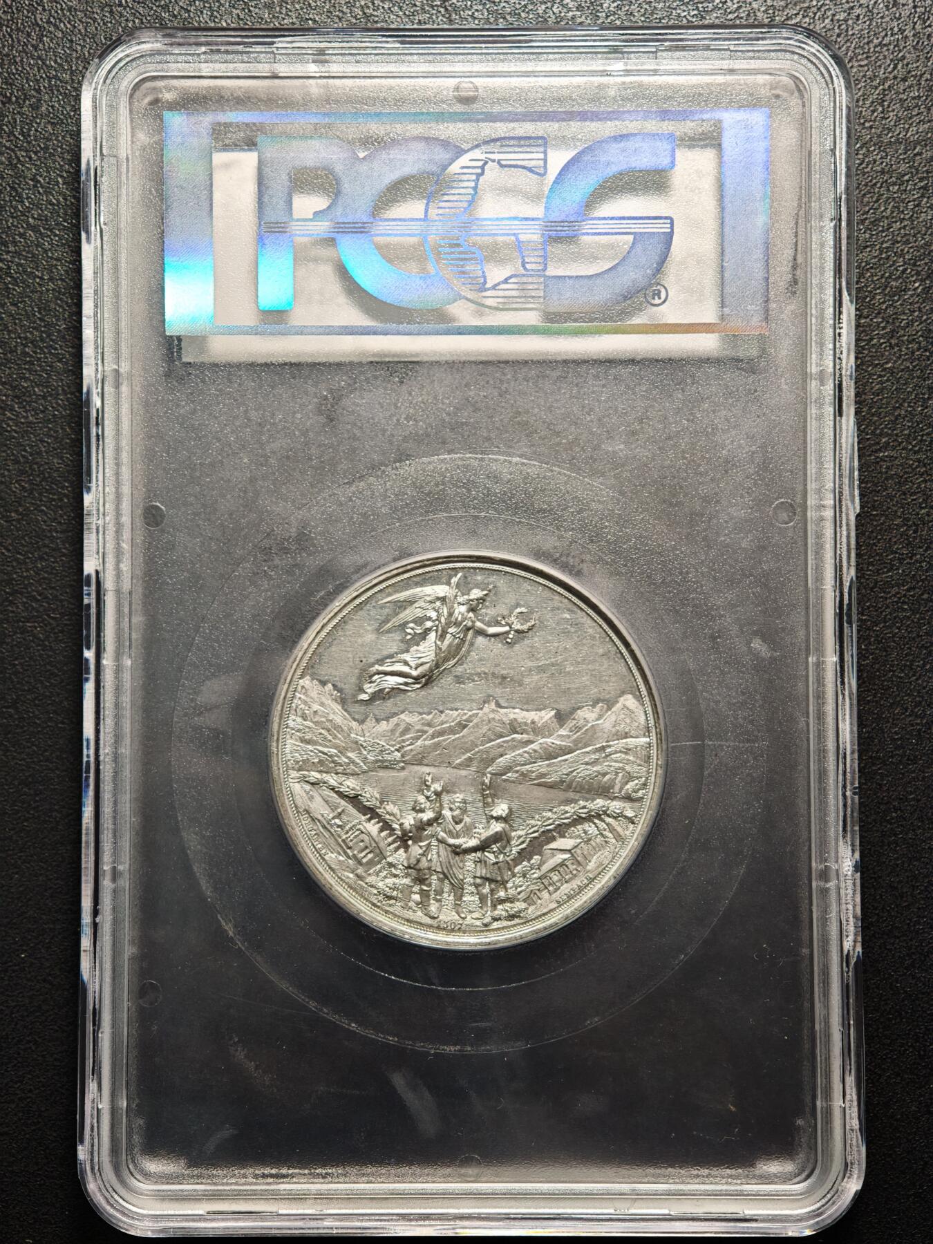 【德藏】世界币章拍卖第159期(元旦专场拍卖) 1891年 瑞士联邦成立600周年纪念合金大章，直径50毫米，PCGS SP62分 正面是瑞士联邦徽章和环绕的各州纹章，背面是手持棕榈枝、桂枝的天使祝贺和三个州代表结盟宣誓的场景以及湖泊房屋山景的图案。雕刻精美，品相完好，镜面效果