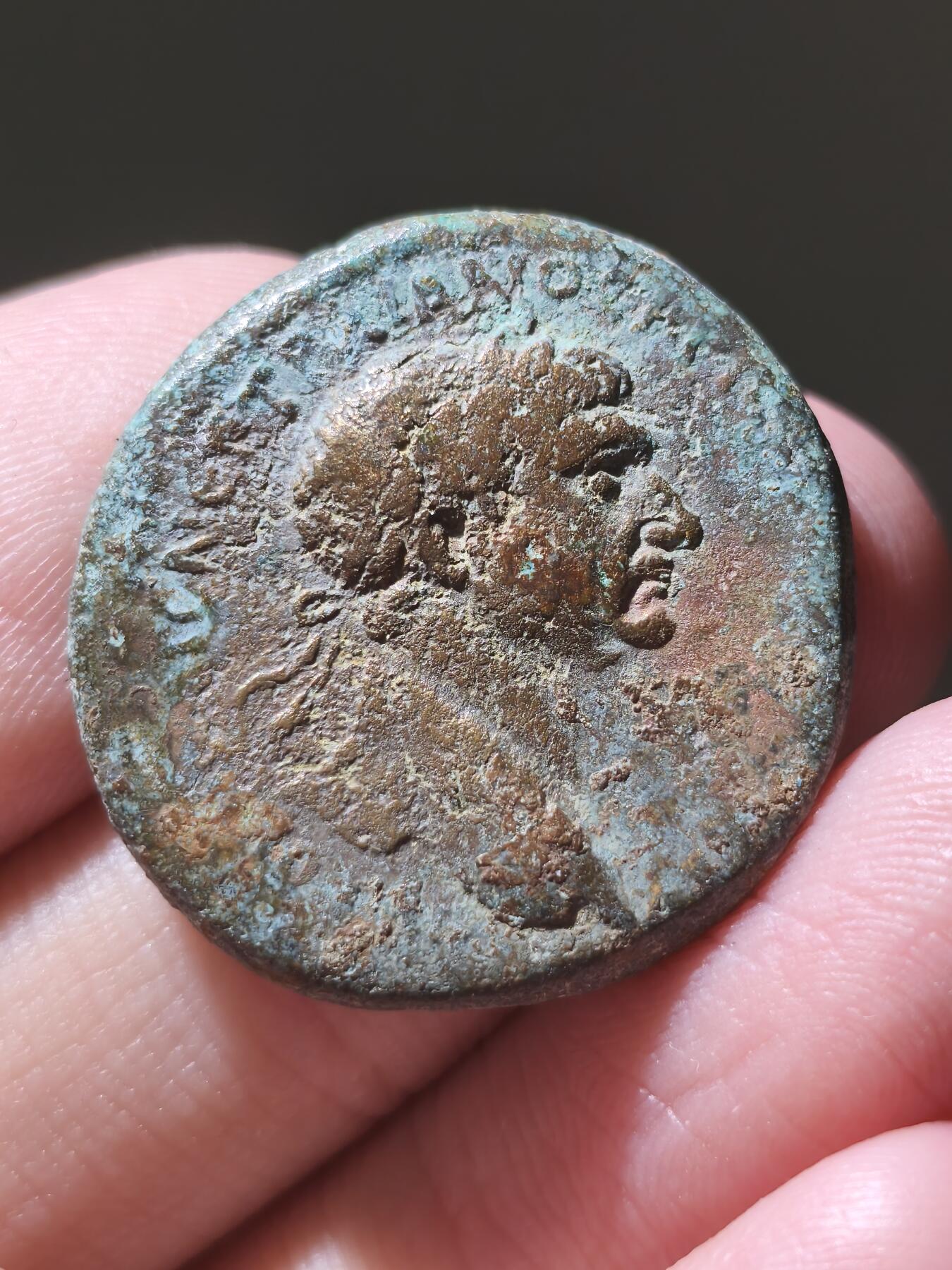 星盘世界钱币2026一月十日新年古典精品大拍 精彩纷呈 精品！罗马帝国-图拉真大帝 圣石神庙铜币12.51g 东部地区城市造币 圣石崇拜是中近东地区广泛崇拜 通常是个巨大陨石，时至今日在麦加仍然有圣石存在