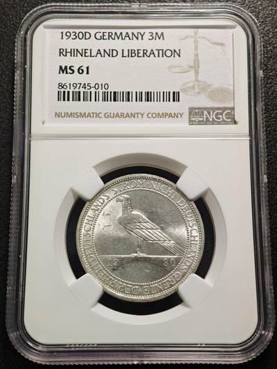 【德藏】世界币章拍卖第159期(元旦专场拍卖) - 1930年 德国魏玛共和国莱茵兰非军事化纪念鹰桥3马克银币 NGC MS61 原光十足 币面文字“DER RHEINDEUTSCHLANDS STROM NICHT DEUTSCHLANDS GRENZE”意为“莱茵河是德国的河流，而非德国的边界”，呼应《凡尔赛和约》中莱茵兰非军事化的条款，表达德国对该条款的不满与民族诉求