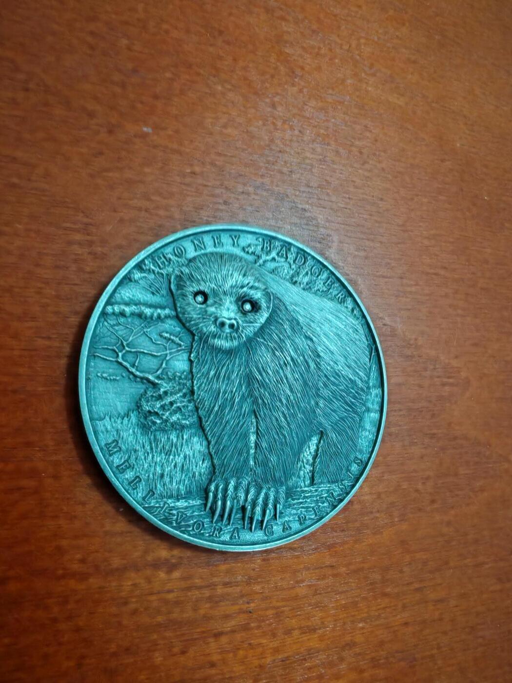 长老汇蛇年精选第八十八场拍卖 2015纽埃勇敢动物系列之蜜獾（平头哥）2元仿古高浮雕银币，眼睛镶嵌天然钻石，2盎司999银，盒证全，实木盒，400枚