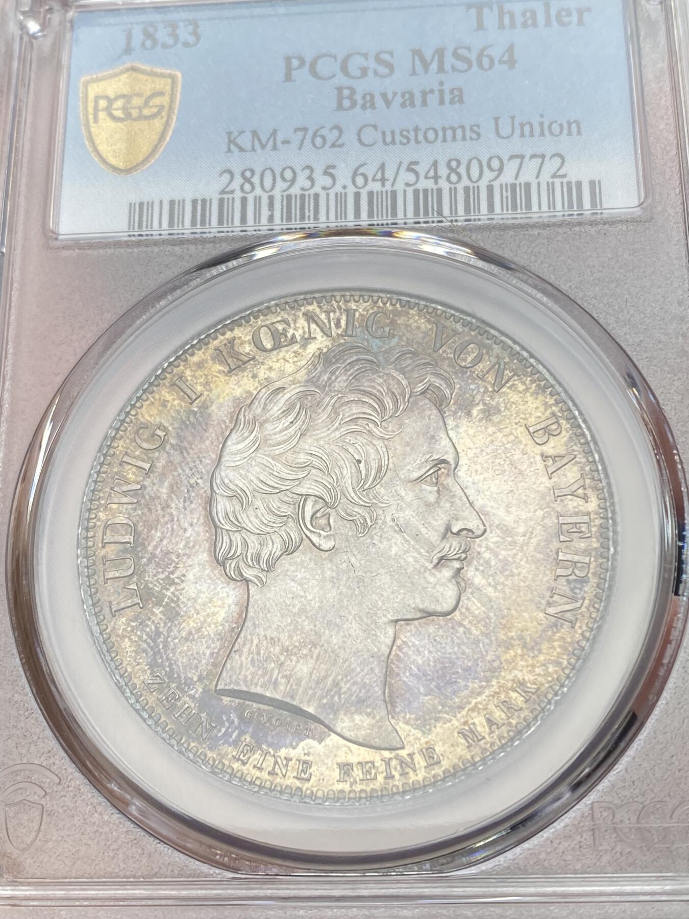 万国钱币拍卖第058期（万国新年大拍） PCGS MS64 1833巴伐利亚路德维希一世关税同盟历史大泰勒 在历史泰勒四枚关税同盟系列中好品最为罕见的品种 人格化的巴伐利亚女神着一席长袍 左手举丰饶角 右手持墨丘利权杖 寓意新的关税同盟带来贸易与财富 双面厚重油画五彩 顶级典藏品质