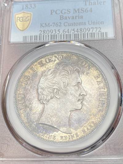 万国钱币拍卖第058期（万国新年大拍） PCGS MS64 1833巴伐利亚路德维希一世关税同盟历史大泰勒 在历史泰勒四枚关税同盟系列中好品最为罕见的品种 人格化的巴伐利亚女神着一席长袍 左手举丰饶角 右手持墨丘利权杖 寓意新的关税同盟带来贸易与财富 双面厚重油画五彩 顶级典藏品质