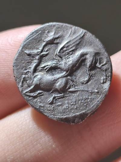 星盘世界钱币2026一月十日新年古典精品大拍 精彩纷呈 - 典藏名誉品！狮鹫咬鹿西格罗斯银币 个头不小 背面巴力神 写有阿拉米文 卡帕多西亚总督 阿里阿拉特斯一世发行 非常少见面值经典名誉品 不要错过！