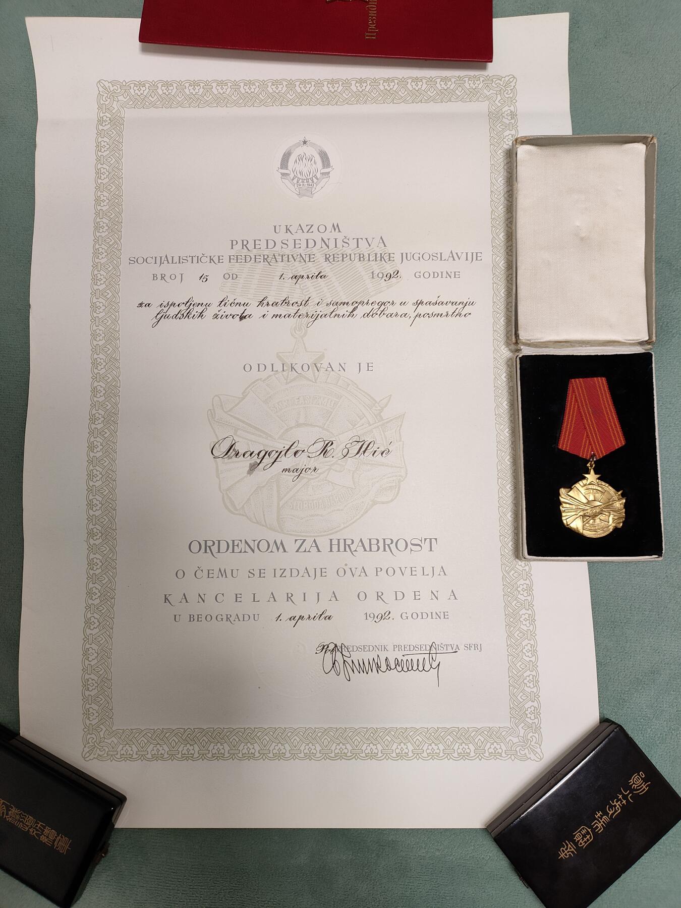 时顺第二十八拍 南斯拉夫内战版勇敢勋章，无号带盒带大证，非常稀少的内战实发版，比二战版稀少的多。授予少校德拉戈伊洛·Р·伊利奇，为表彰其在拯救人命与物资财产过程中展现的非凡勇气与自我牺牲精神