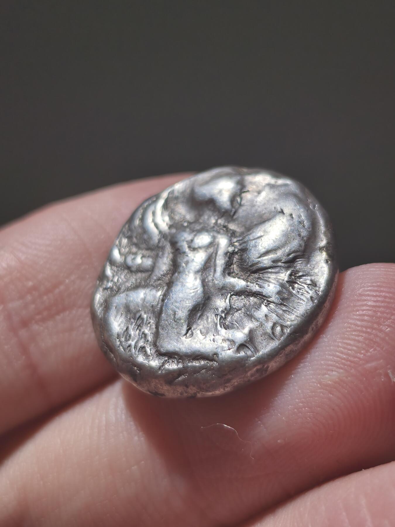 星盘世界钱币2026一月十日新年古典精品大拍 精彩纷呈 超级名誉品！古希腊-考诺斯城 张开双翼的女神斯塔特厚重大银11.67g 背面金字塔型圣石 浓厚的古埃及风格 前430-410年 该品种通常非常昂贵大几千几万都是常见情况