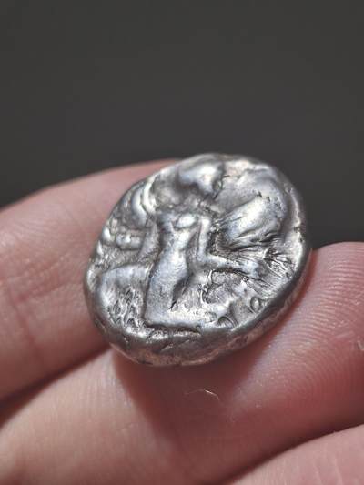 超级名誉品！古希腊-考诺斯城 张开双翼的女神斯塔特厚重大银11.67g 背面金字塔型圣石 浓厚的古埃及风格 前430-410年 该品种通常非常昂贵大几千几万都是常见情况