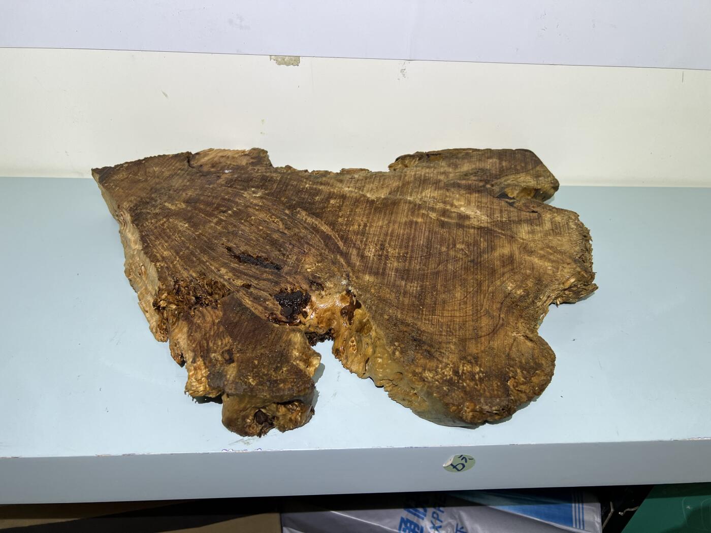 零元拍：香杉木老根榴干泡茶盘 毛坯，未打磨抛光，尺寸约：420/300/厚35MM，满花，药香满鼻，因为没有上漆，干燥天气可能会产生裂纹，属于正常现象