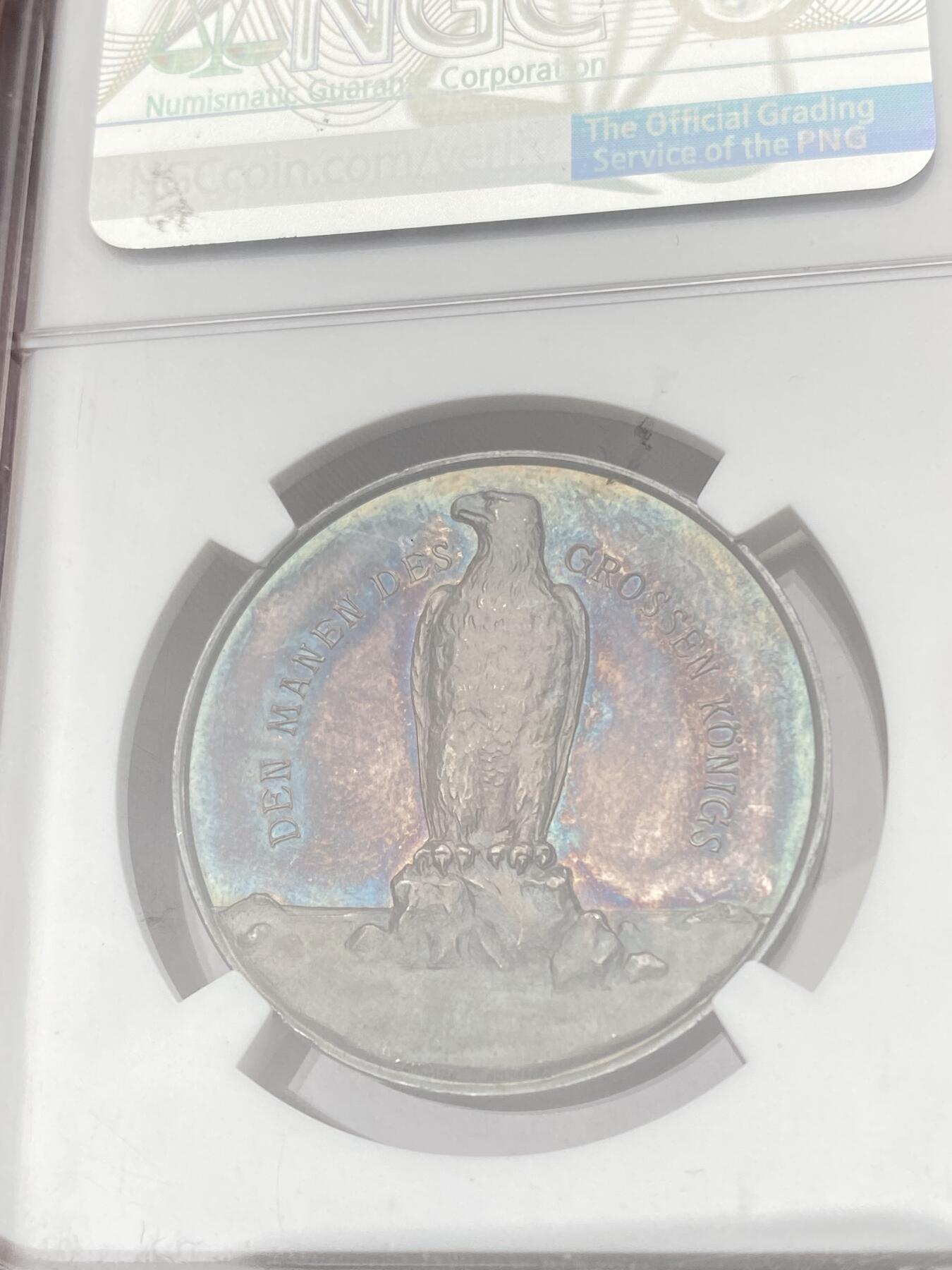万国钱币拍卖第058期（万国新年大拍） NGC MS63 1912年德国腓特烈大帝诞辰200周年银章 少见品种德系巅峰工艺 紫罗兰渐变玫瑰红彩包浆 高浮雕镜面喷砂 990近纯银 正面腓特烈大帝戎装头戴三角帽佩戴普鲁士黑鹰勋章 背面德意志雄鹰站在海上的巨石上孤傲昂首 铭文伟大的国王之魂
