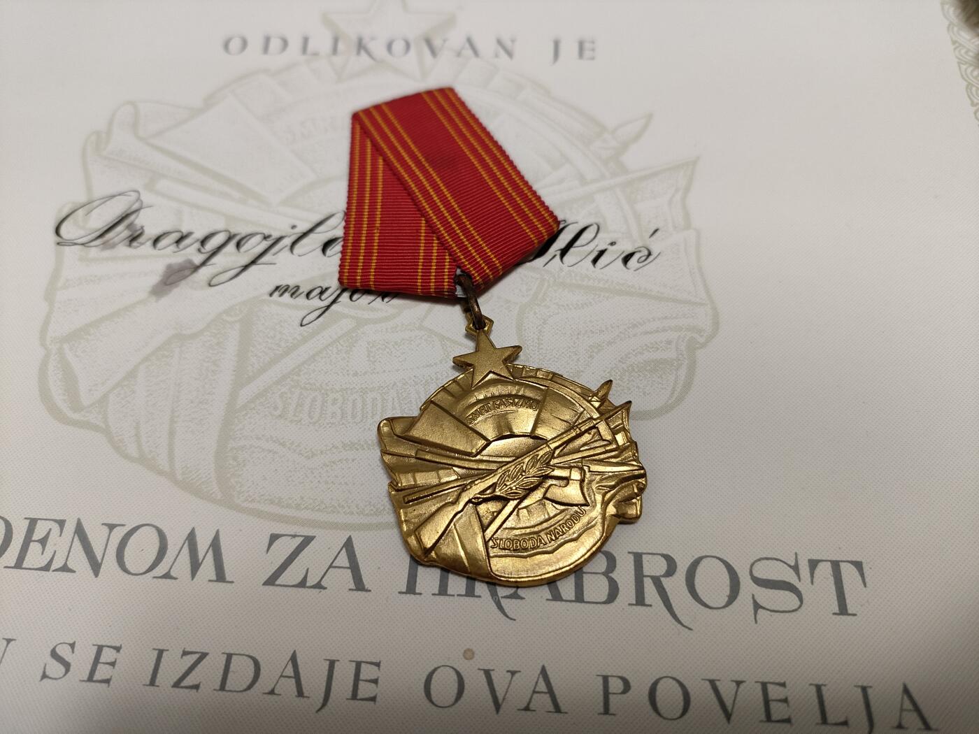 时顺第二十八拍 南斯拉夫内战版勇敢勋章，无号带盒带大证，非常稀少的内战实发版，比二战版稀少的多。授予少校德拉戈伊洛·Р·伊利奇，为表彰其在拯救人命与物资财产过程中展现的非凡勇气与自我牺牲精神