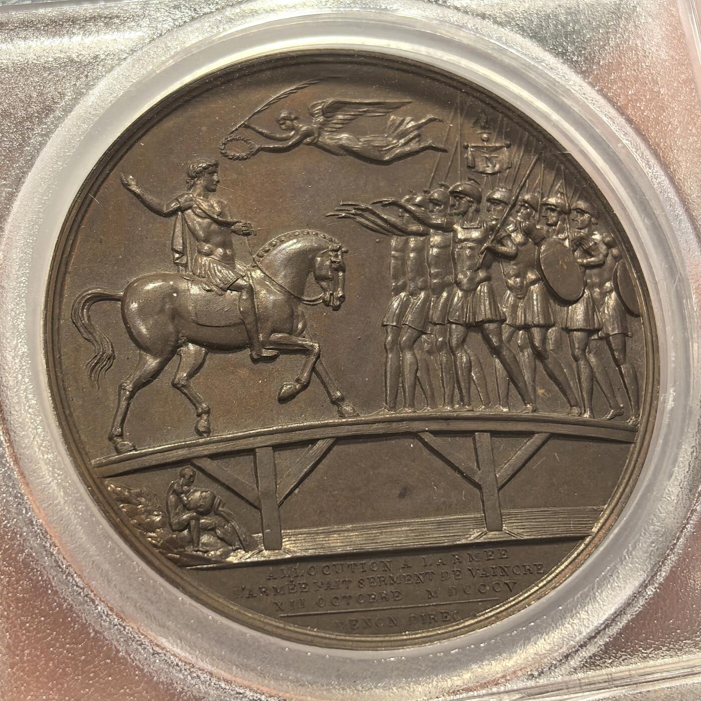博洋堂世界钱币拍卖第154期（全场包邮） PCGS SP64 亚军分！法国1805年拿破仑莱茵军团演说原铸铜章 巴黎造币厂完美巧克力包浆 莱什桥上，拿皇头戴月桂冠身着古罗马战袍，骑着高头大马挥手对他的士兵们作着战前动员，高举长矛盾牌、挥舞鹰旗的士兵们向左前进并向他们的皇帝敬礼宣誓胜利，胜利女神在上方飞翔，手持羽毛，为拿破仑戴上花环，桥下有河神和瓮，画面丰富生动，现实与神话结合，皇帝威风凛凛，军团士气高昂，仿佛大战一触即发，雕刻细腻，品相完