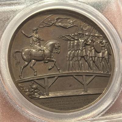 博洋堂世界钱币拍卖第154期（全场包邮） PCGS SP64 亚军分！法国1805年拿破仑莱茵军团演说原铸铜章 巴黎造币厂完美巧克力包浆 莱什桥上，拿皇头戴月桂冠身着古罗马战袍，骑着高头大马挥手对他的士兵们作着战前动员，高举长矛盾牌、挥舞鹰旗的士兵们向左前进并向他们的皇帝敬礼宣誓胜利，胜利女神在上方飞翔，手持羽毛，为拿破仑戴上花环，桥下有河神和瓮，画面丰富生动，现实与神话结合，皇帝威风凛凛，军团士气高昂，仿佛大战一触即发，雕刻细腻，品相完