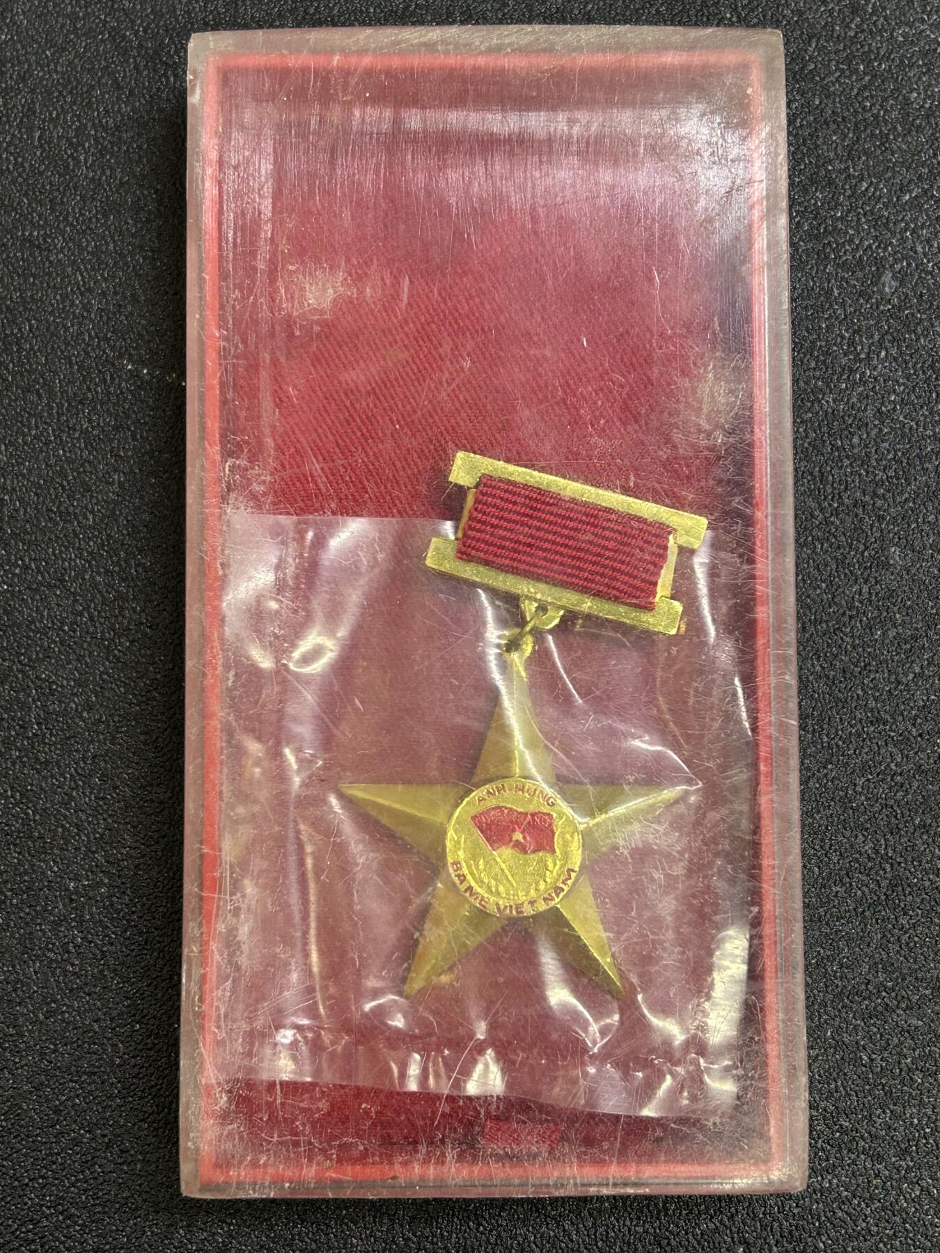 西秦中古拍卖第七十一期 越南英雄母亲勋章 母亲金星章 第一版带原盒 1994年9月10日设立，英雄越南母亲是越南国家授予或追授的荣誉称号，表彰那些为民族解放事业、保卫祖国和履行国际义务做出贡献和牺牲的越南妇女。因为她们的丈夫或者孩子都是战争伤残人员和烈士。
