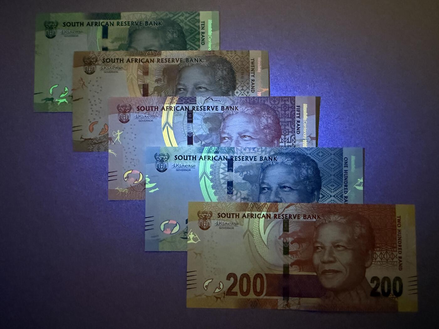 《艾美收藏》第226期-12.28周日外币精品场-蛇年收官 南非兰特一套5张 UNC 2018年曼德拉诞辰100周年纪念钞 AA冠全同号 带册