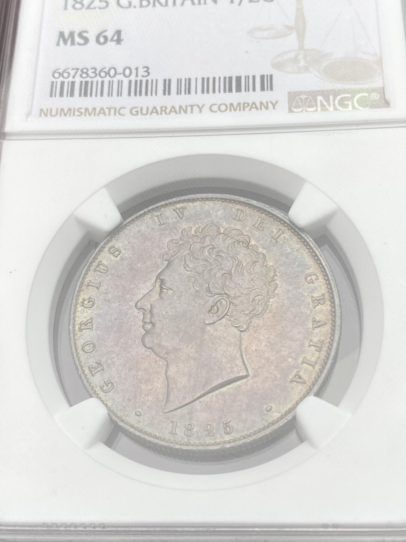 万国钱币拍卖第058期（万国新年大拍） NGC MS64 1825年英国乔治四世半克朗银币 与1826精制克朗相同的设计 依旧华丽的摄政风格 64级别已是相当难得的存在 丝绸般的底板在紫罗兰渐变五彩的加持下令人赏心悦目 不容错过的顶级收藏品质